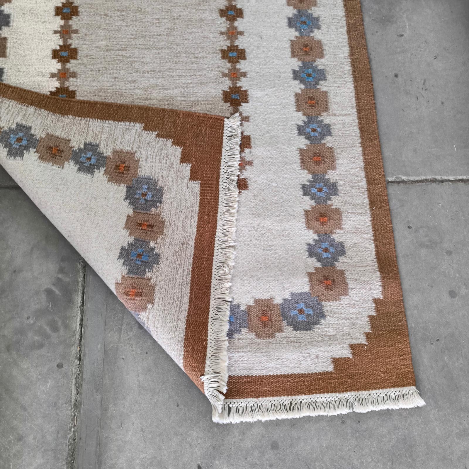 Tapis scandinave tissé à plat décoré de fleurs stylisées en vente 3