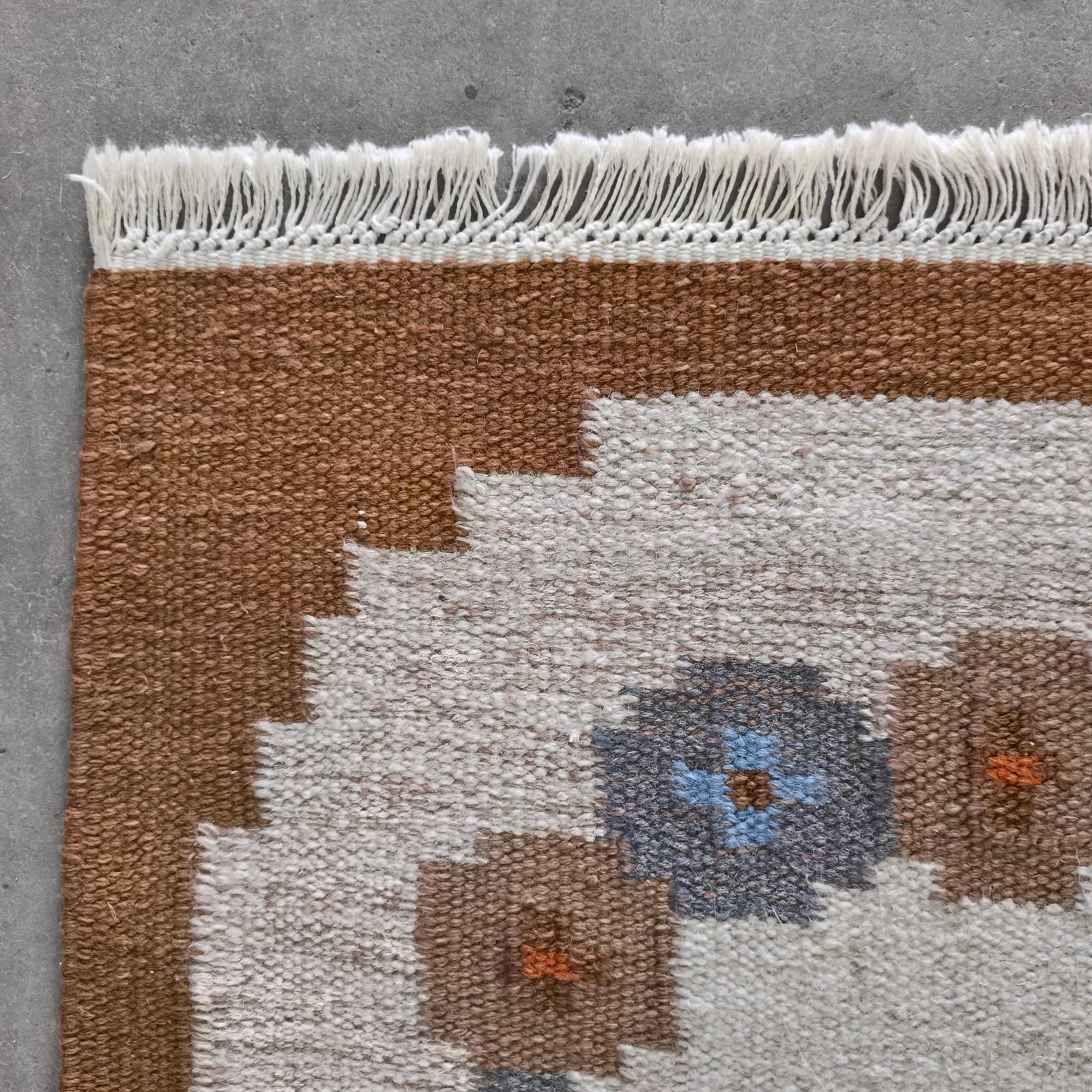 Tapis scandinave tissé à plat décoré de fleurs stylisées en vente 4
