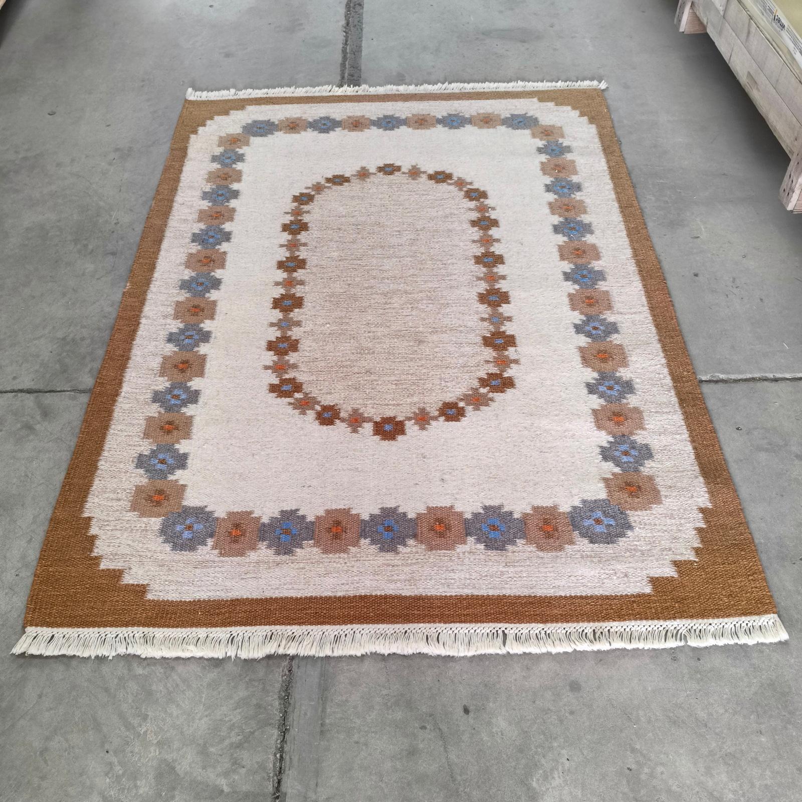 Mid-Century Modern Tapis scandinave tissé à plat décoré de fleurs stylisées en vente
