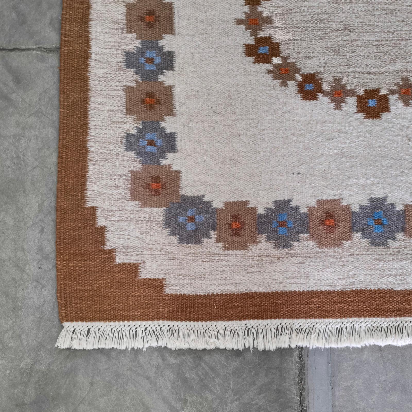 Suédois Tapis scandinave tissé à plat décoré de fleurs stylisées en vente