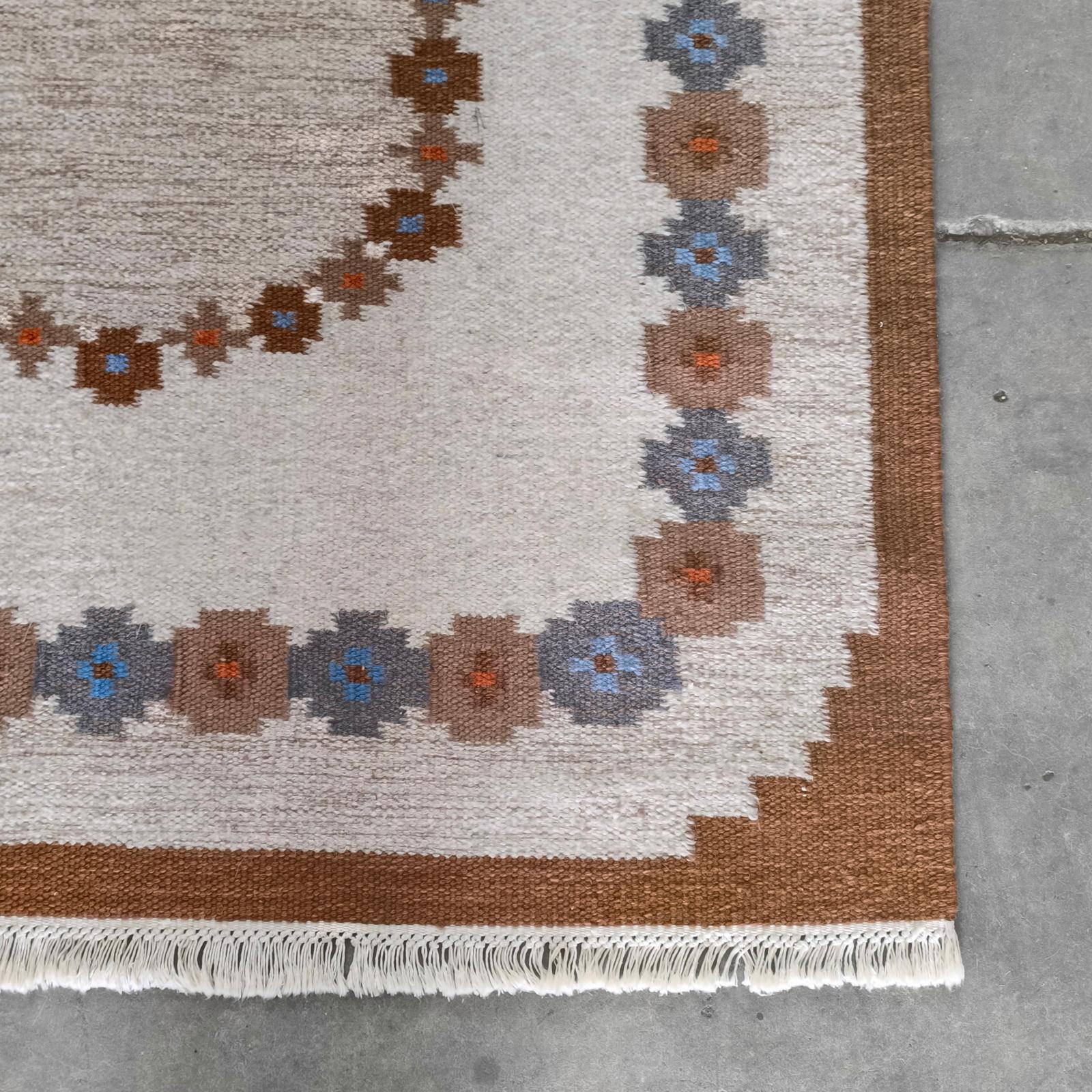 Tissé à la main Tapis scandinave tissé à plat décoré de fleurs stylisées en vente