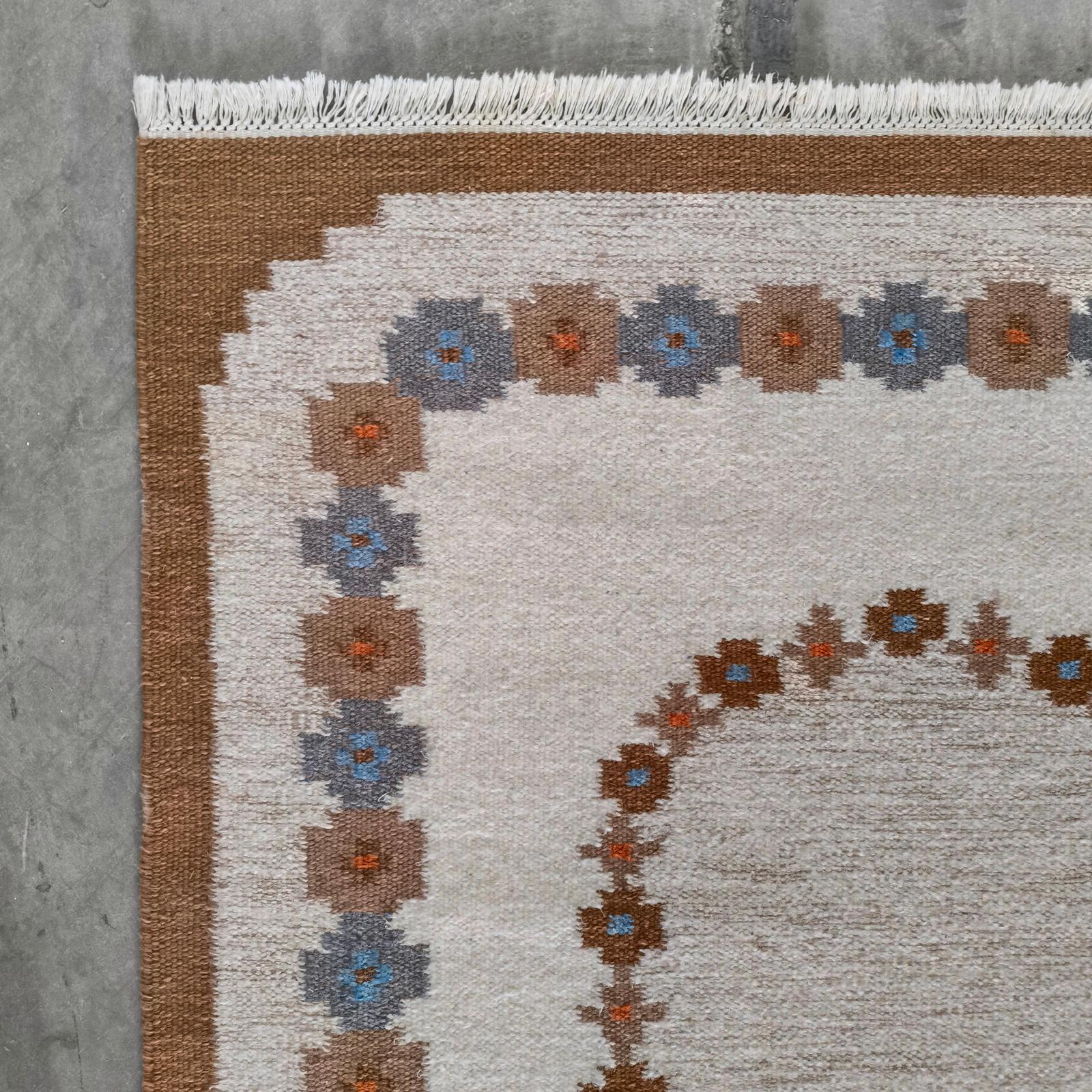 Fin du 20e siècle Tapis scandinave tissé à plat décoré de fleurs stylisées en vente