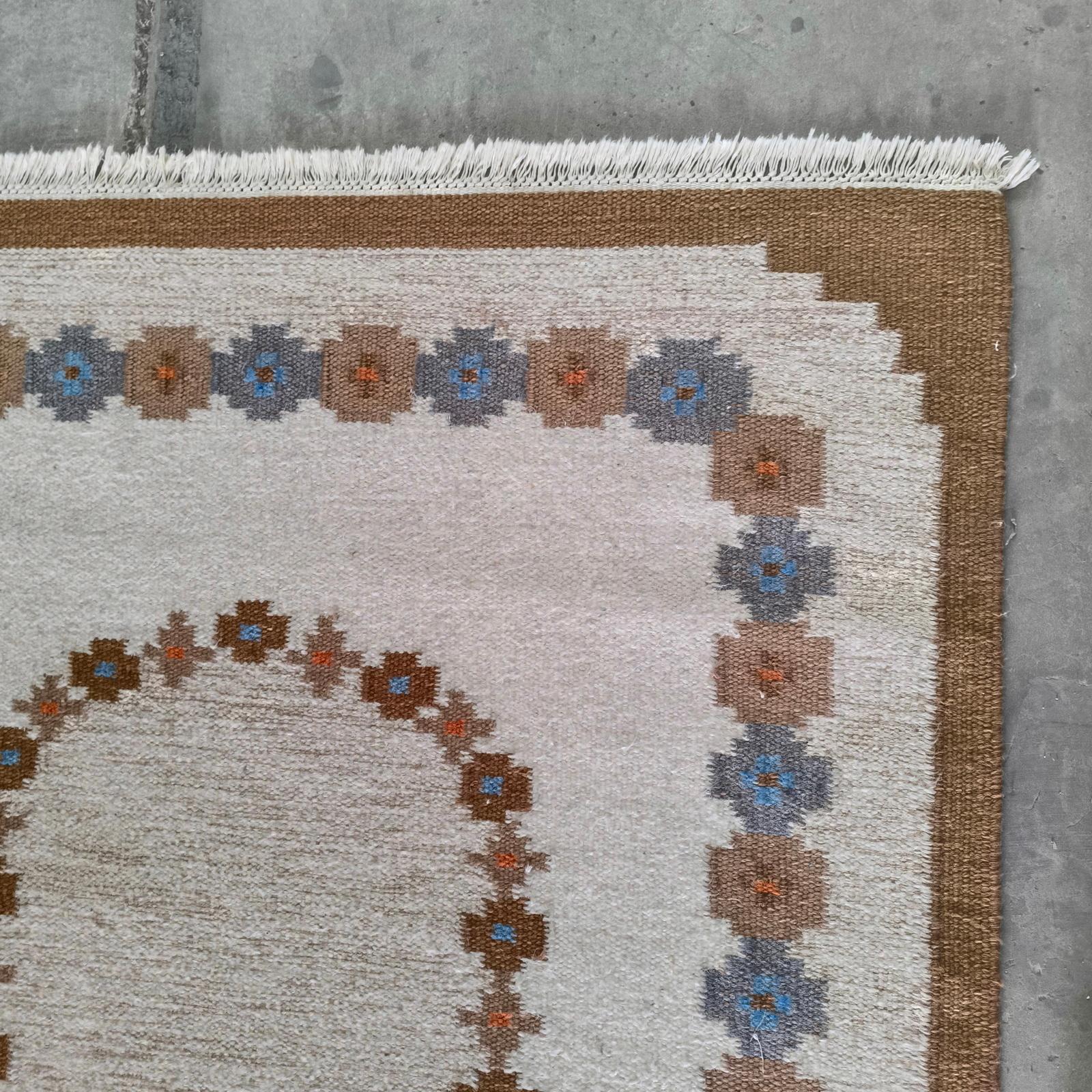 Laine Tapis scandinave tissé à plat décoré de fleurs stylisées en vente