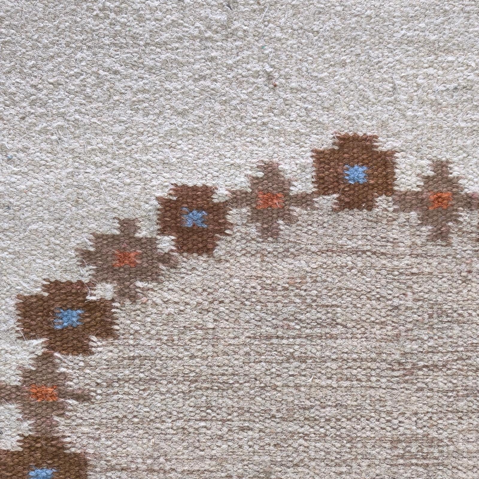 Tapis scandinave tissé à plat décoré de fleurs stylisées en vente 1