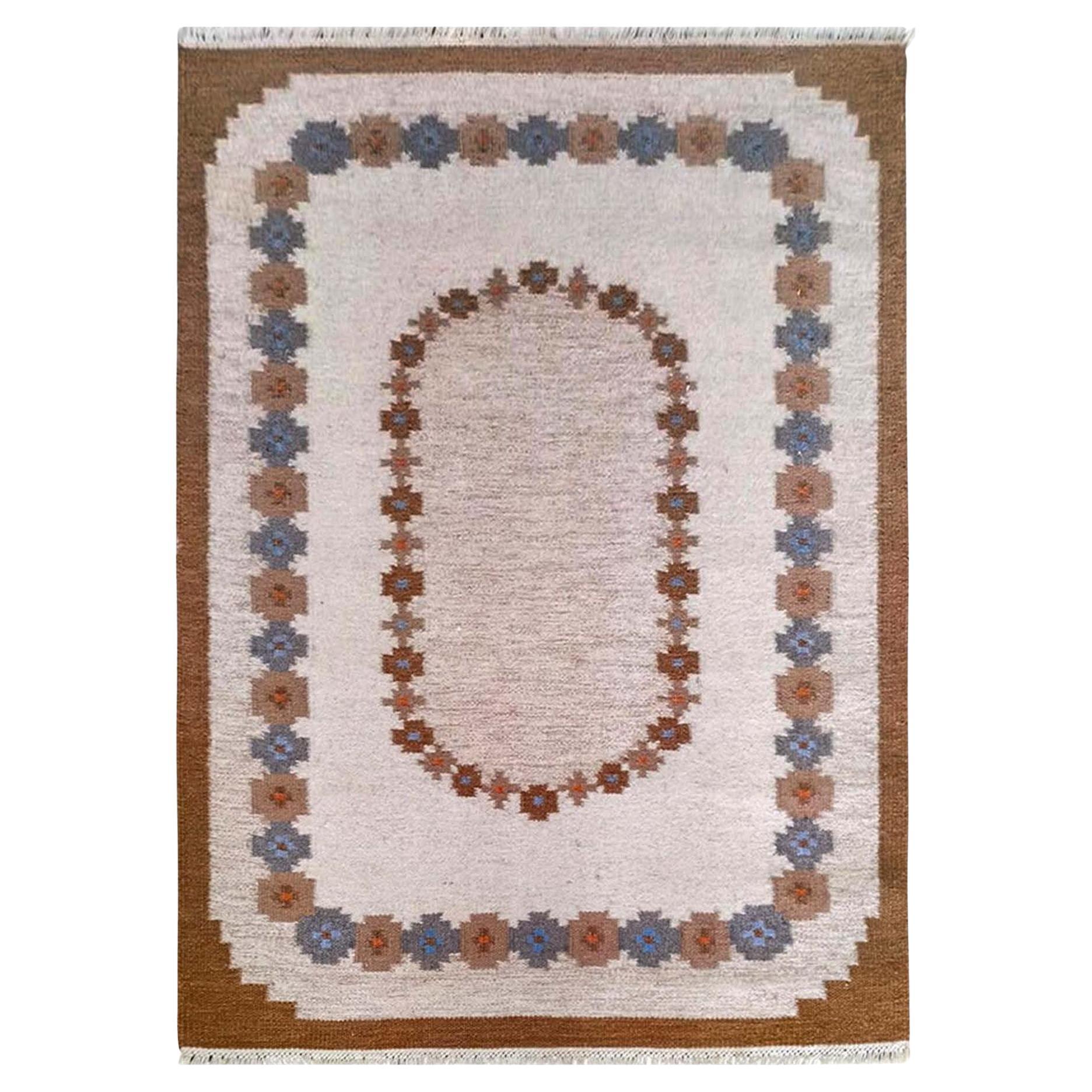 Tapis scandinave tissé à plat décoré de fleurs stylisées en vente