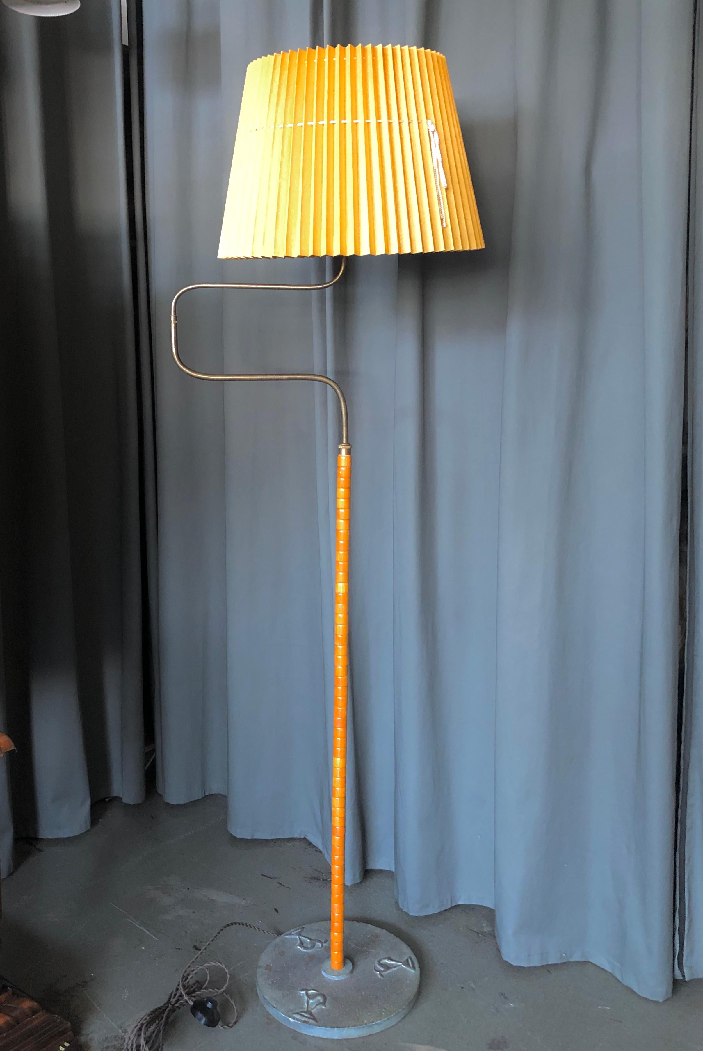 Scandinavian floor lamp, circa 1930s. Movable in two joints, rod in brass with rings in wood and plinth in patinated bronze decorated with deer. Height about 64