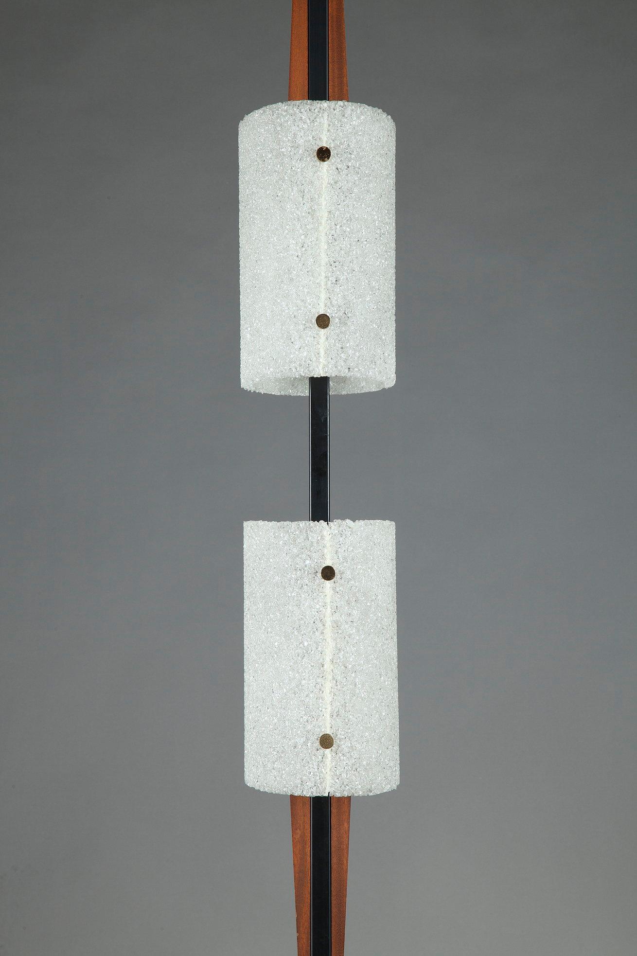 Lampada da terra scandinava in acciaio laccato nero e teak con due oggetti in granito. In condizioni buone in vendita a Paris, FR