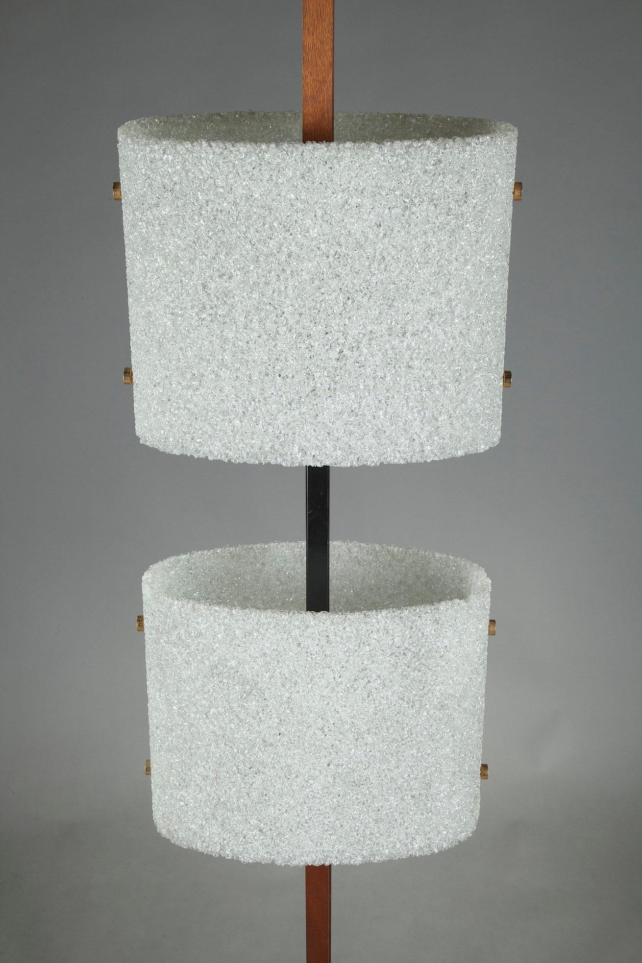 Acciaio Lampada da terra scandinava in acciaio laccato nero e teak con due oggetti in granito. in vendita