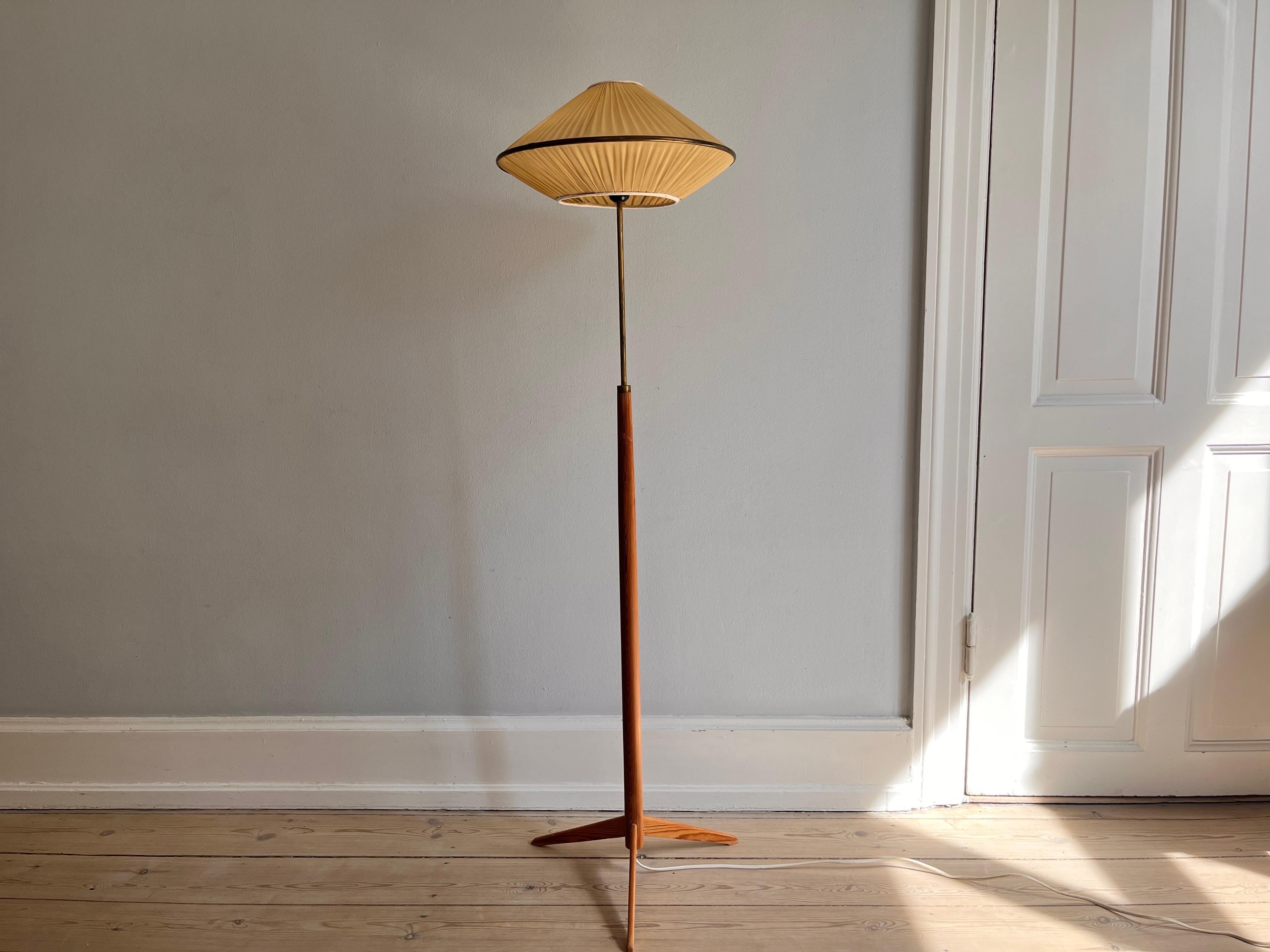 Lampada da terra scandinava in ottone e pino degli anni '60 ca. 2