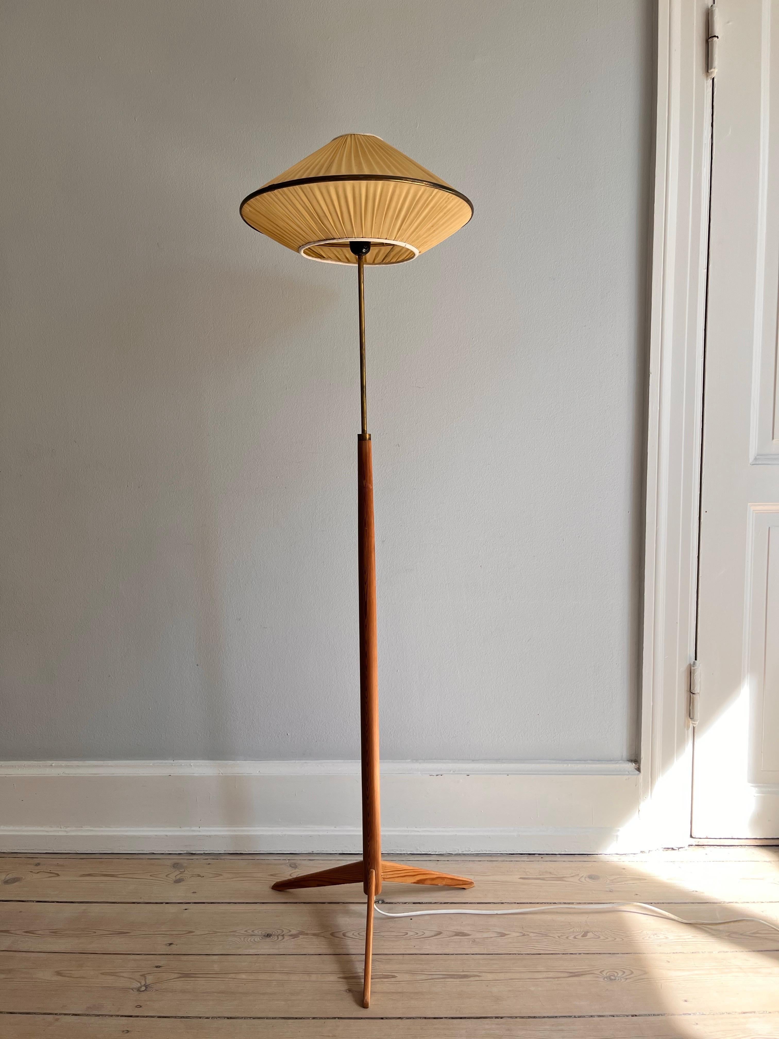 Lampada da terra scandinava in ottone e pino degli anni '60 ca. 3