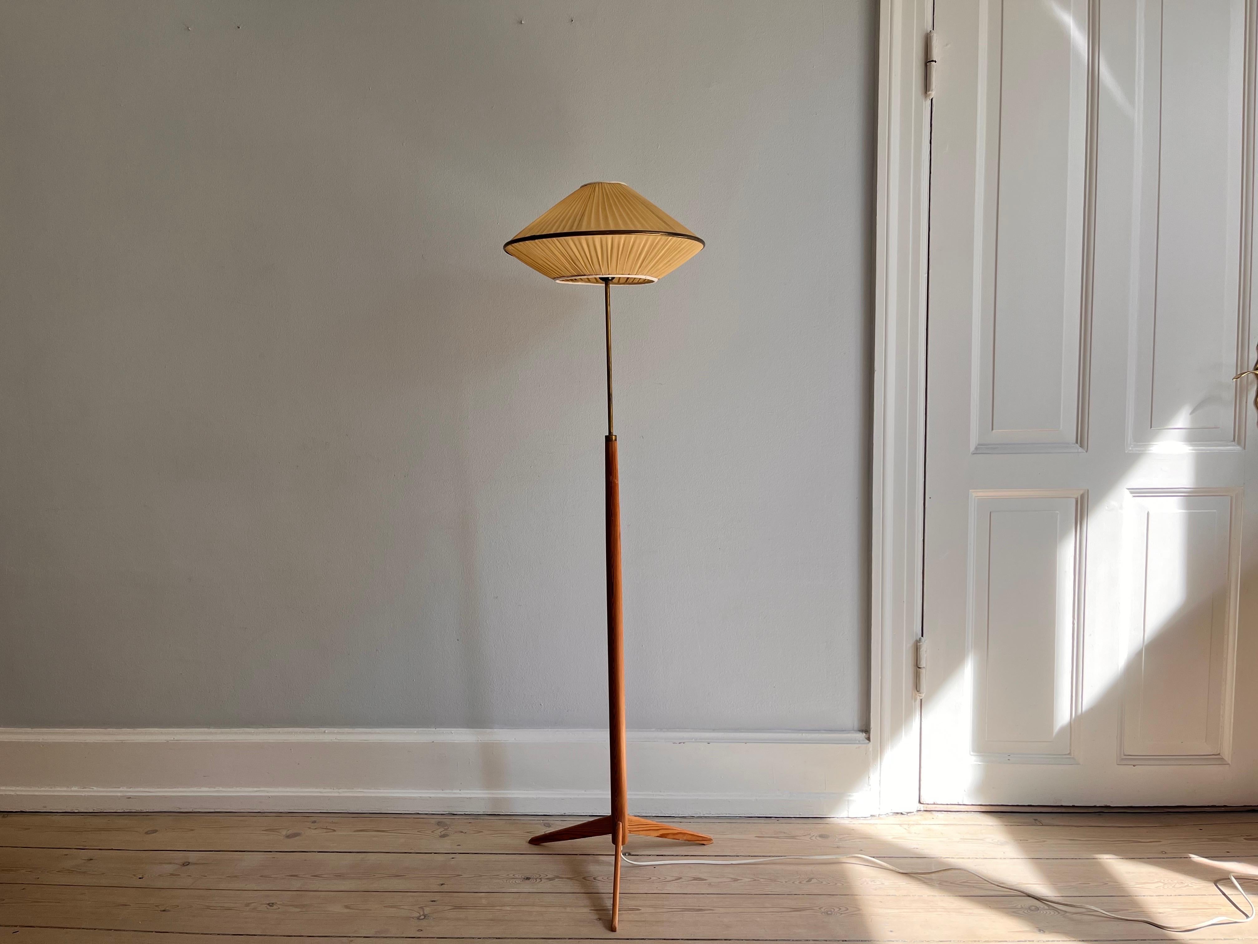 Lampada da terra scandinava in ottone e pino degli anni '60 ca. 4