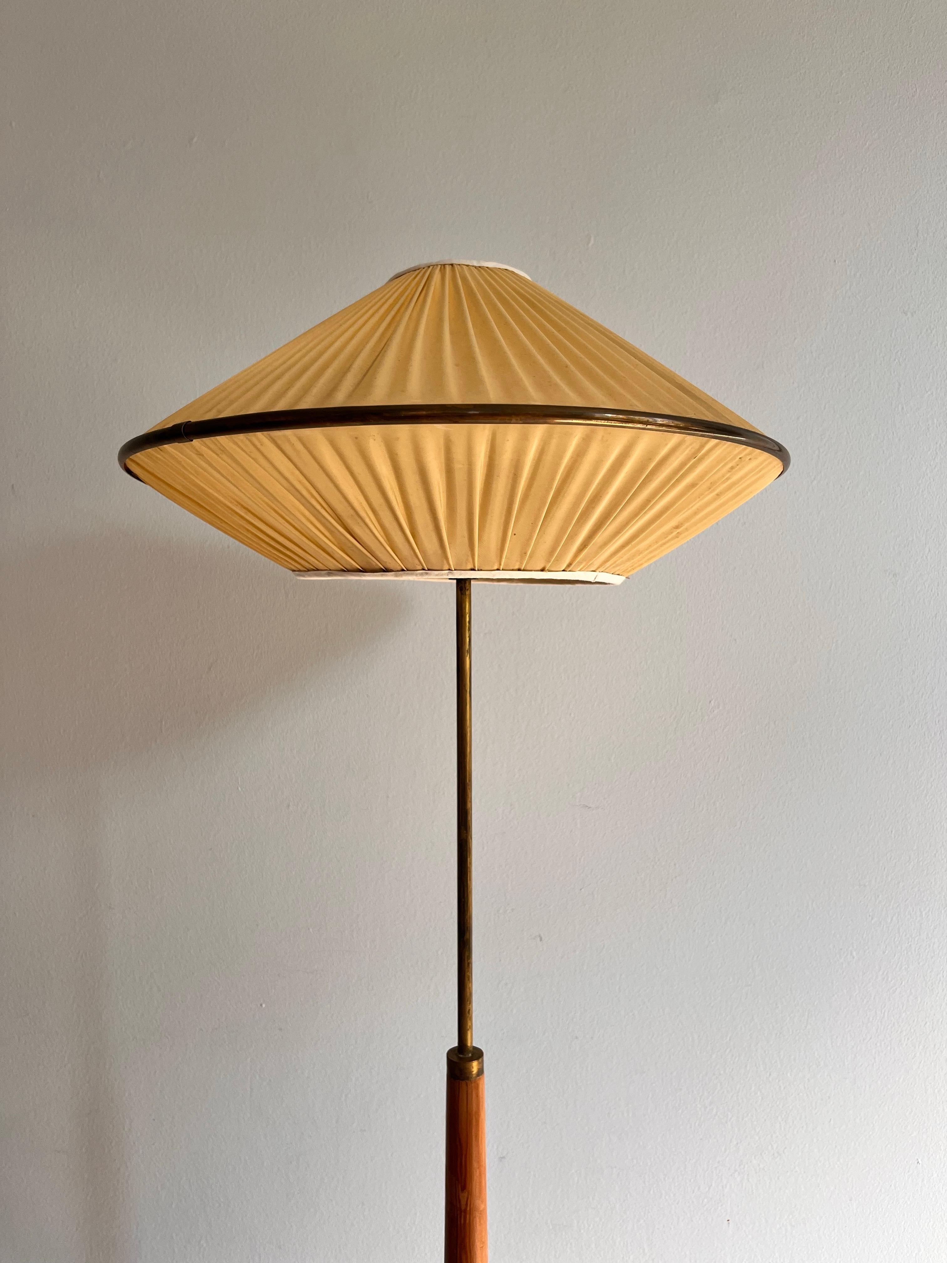 Lampada da terra scandinava in ottone e pino degli anni '60 ca. 5