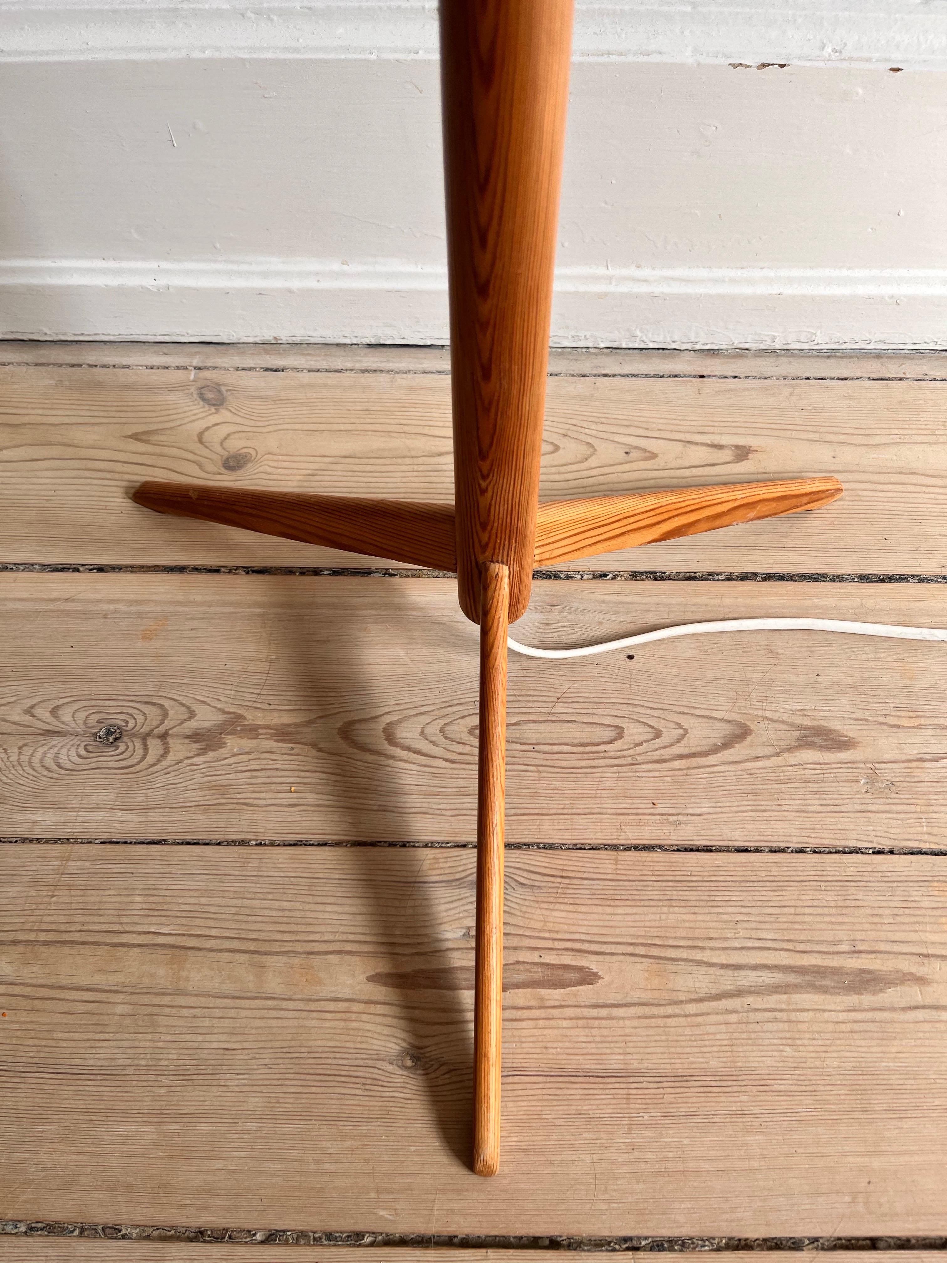 Lampada da terra scandinava in ottone e pino degli anni '60 ca. 6