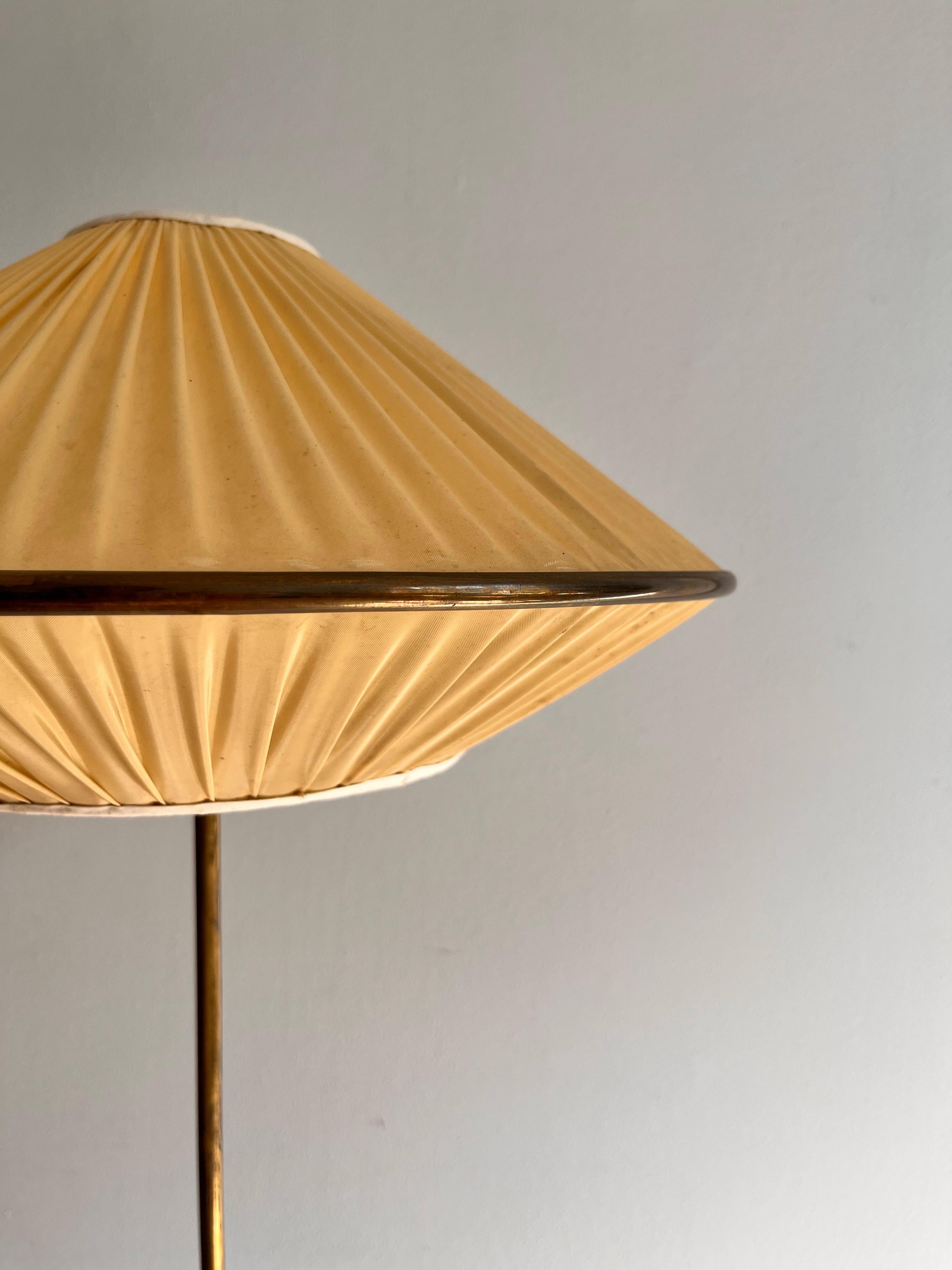 Scandinavo moderno Lampada da terra scandinava in ottone e pino degli anni '60 ca.