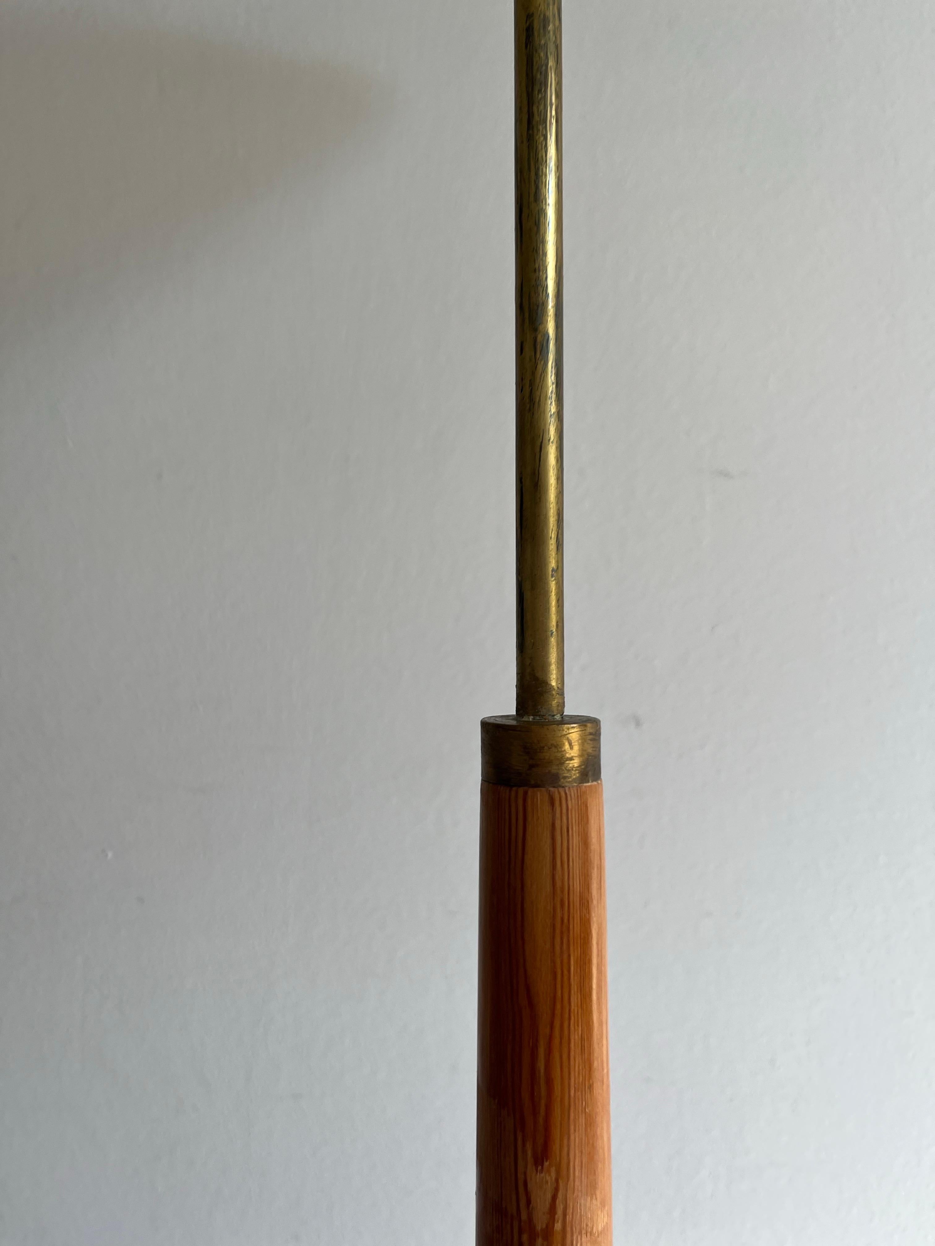Danese Lampada da terra scandinava in ottone e pino degli anni '60 ca.