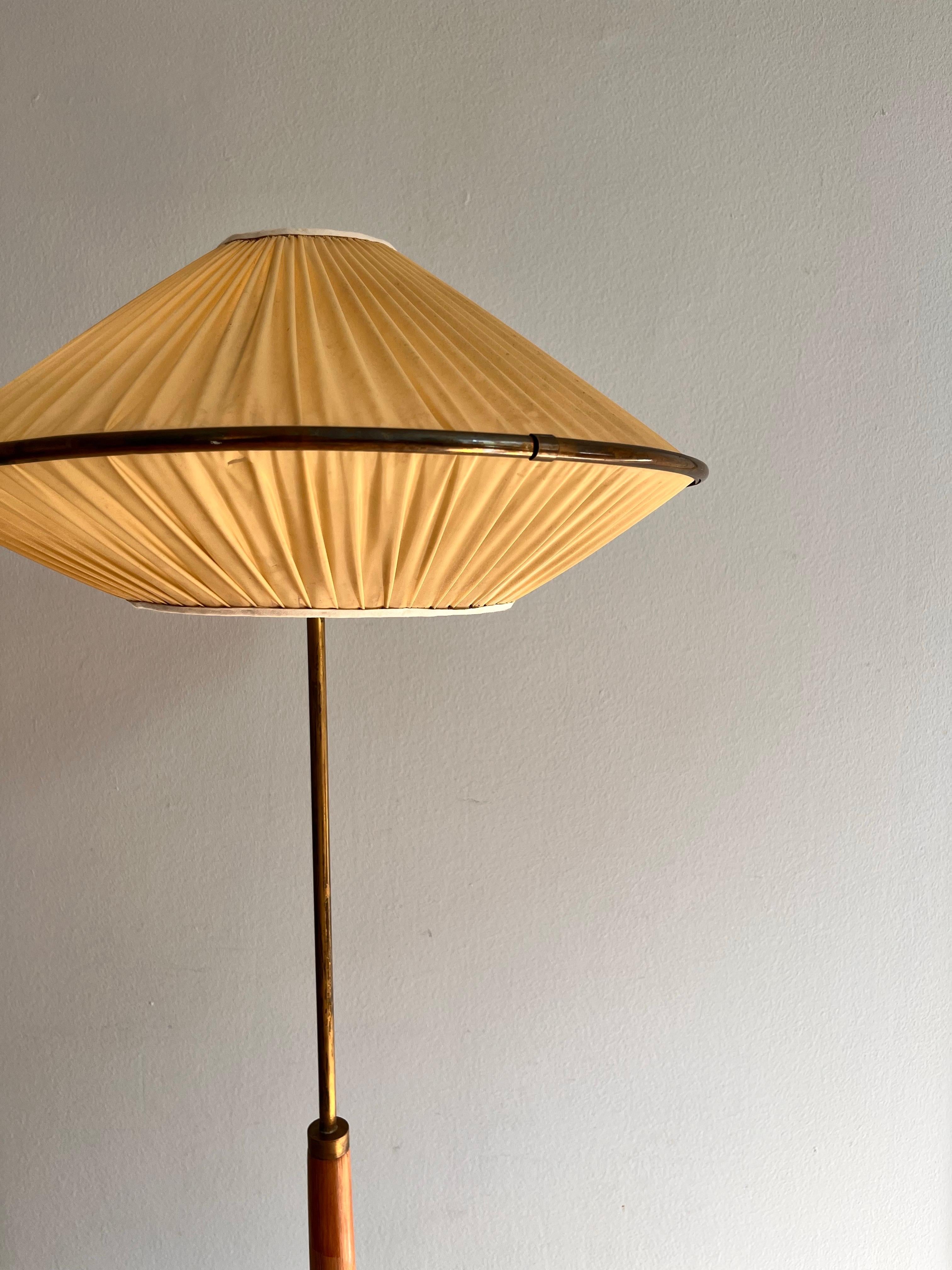 Fatto a mano Lampada da terra scandinava in ottone e pino degli anni '60 ca.
