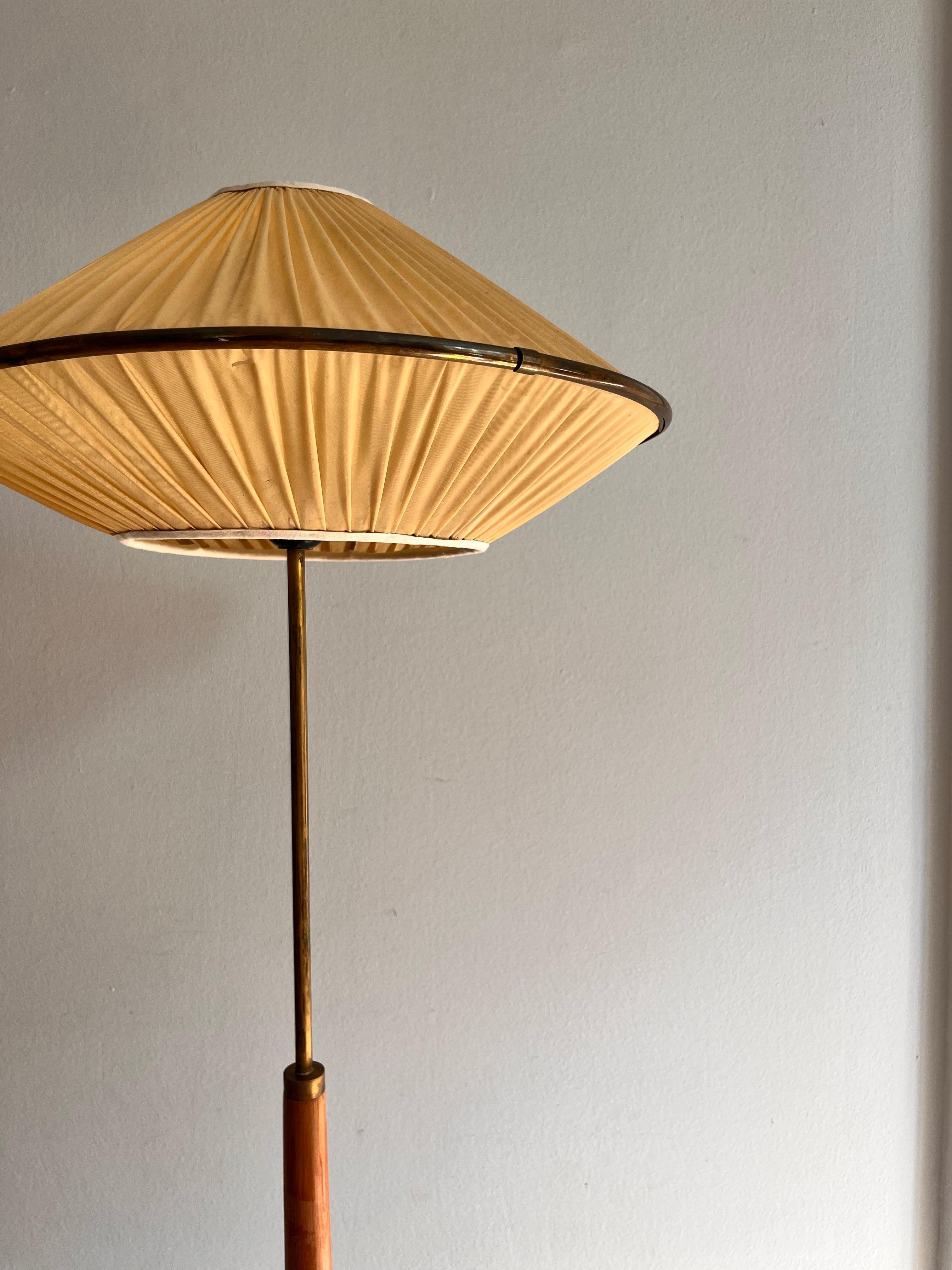 Lampada da terra scandinava in ottone e pino degli anni '60 ca. In condizioni buone a Copenhagen, DK