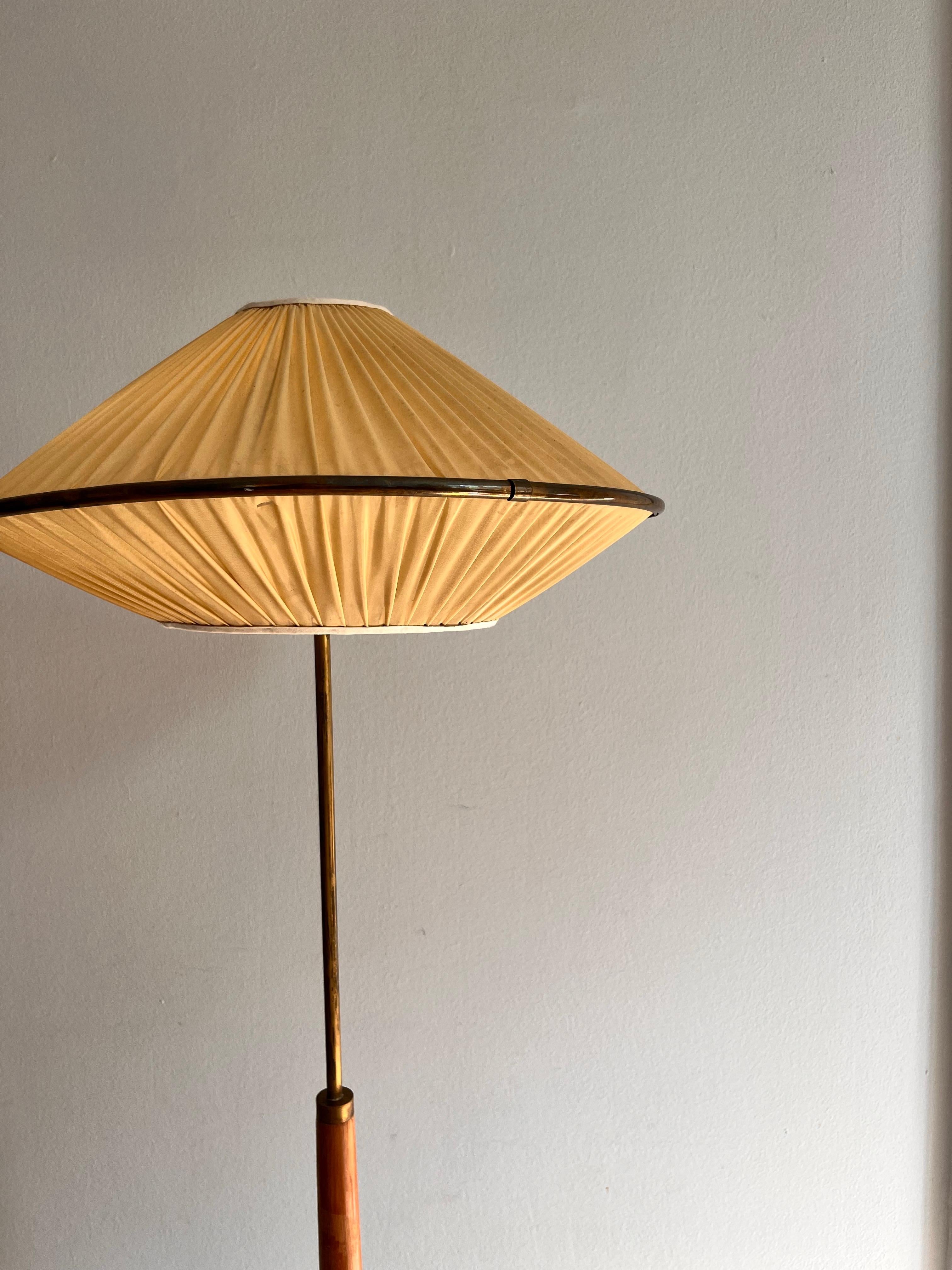 Pino Lampada da terra scandinava in ottone e pino degli anni '60 ca.