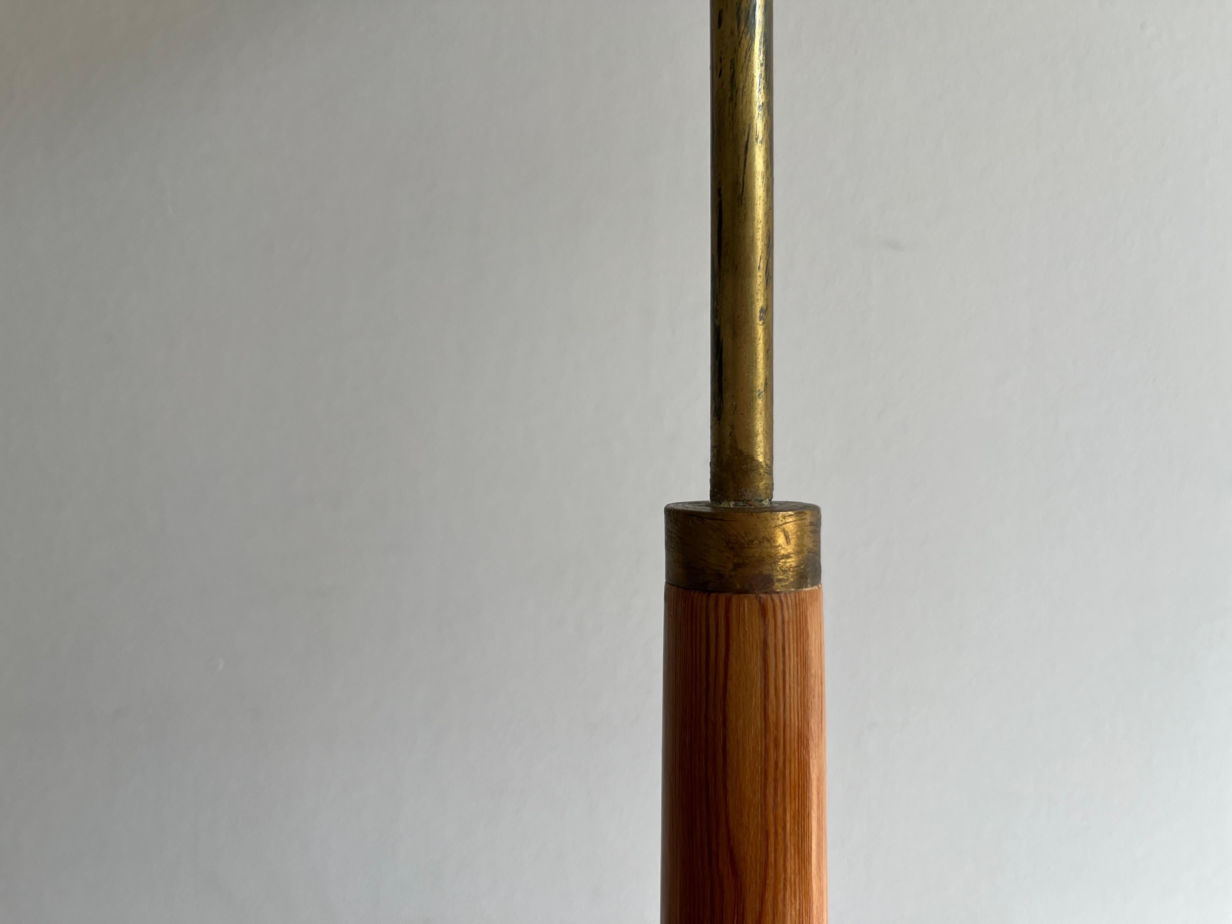Lampada da terra scandinava in ottone e pino degli anni '60 ca. 1