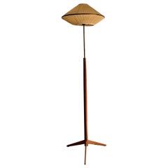 Lampada da terra scandinava in ottone e pino degli anni '60 ca.