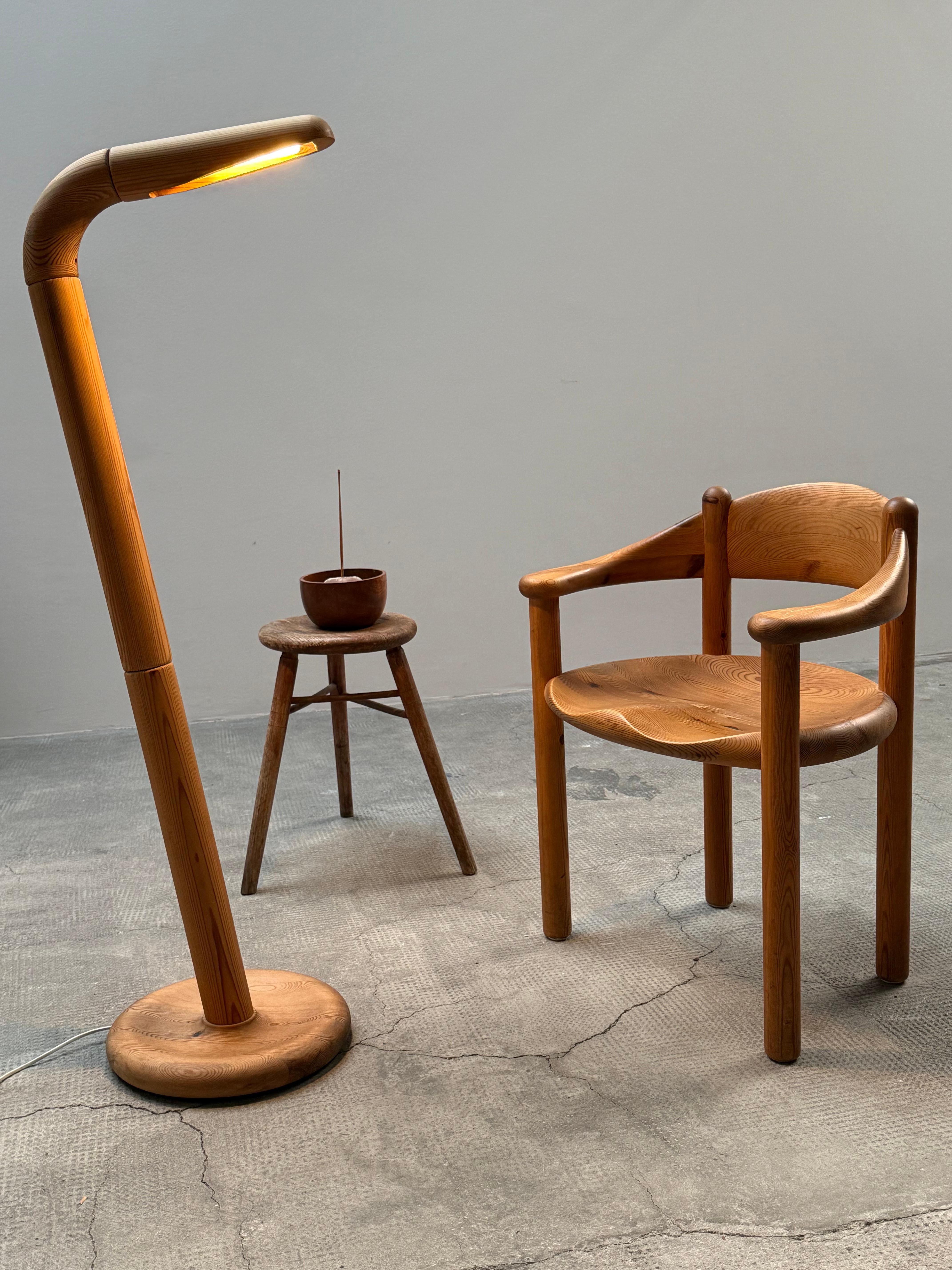 SCANDINAVIAN FLOOR LAMP IN PINE WOOD IN THE STYLE OF RAINER DAUMILLER, 1970s In Good Condition For Sale In Reutlingen, DE