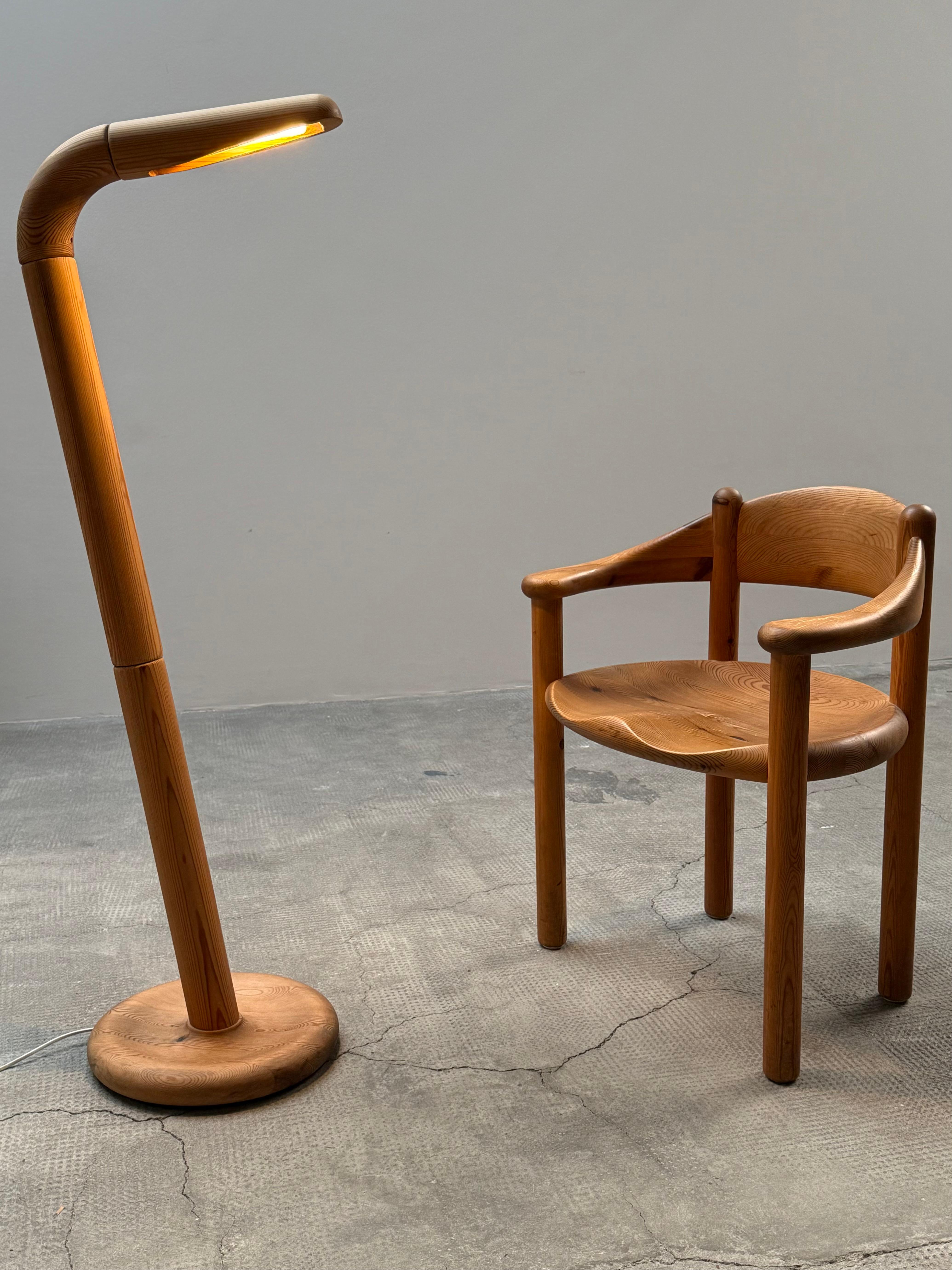 Absolutely fantastic, very rare, and highly exceptional floor lamp made of solid pine wood with a swiveling head, Scandinavia
1960s / 1970s.

Despite extensive research, we have unfortunately not been able to identify the manufacturer of this unique