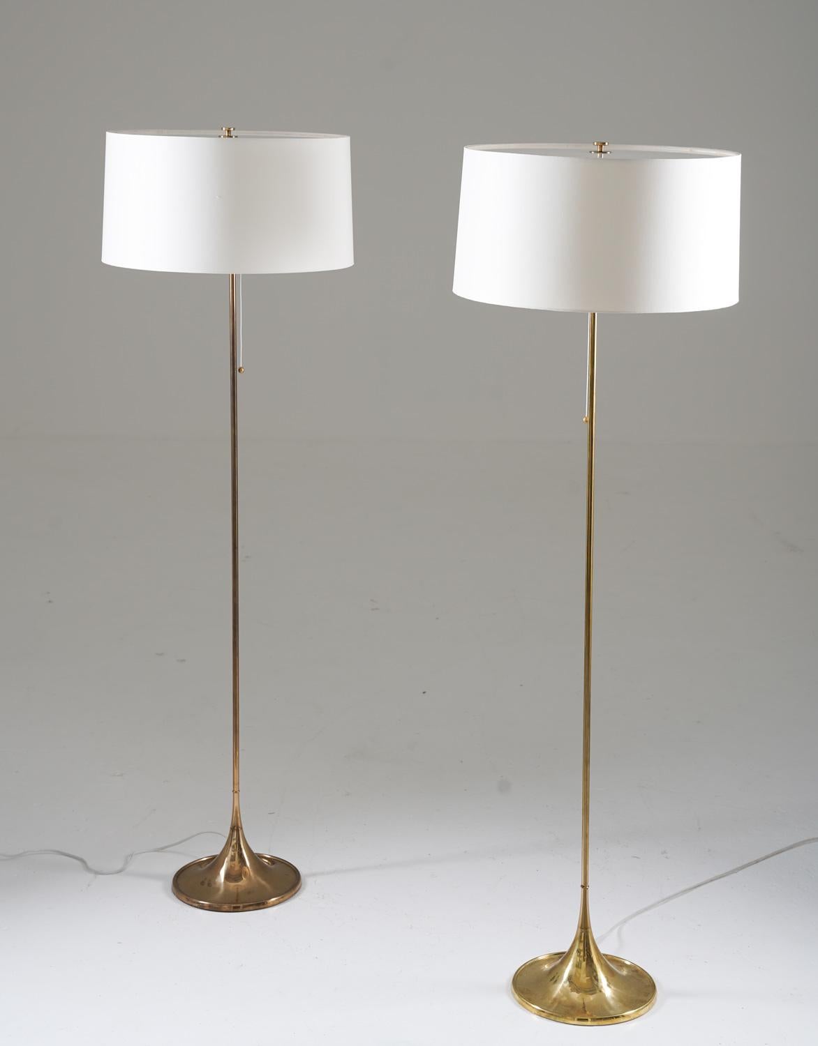 Pair of Scandinavian floor lamps by Alf Svensson and Yngvar Sandström, Sweden, 1970s.
The lamps are made of solid brass with a trumpet-shaped foot. They come with their original shades that has been reupholstered in a cream-white chintz