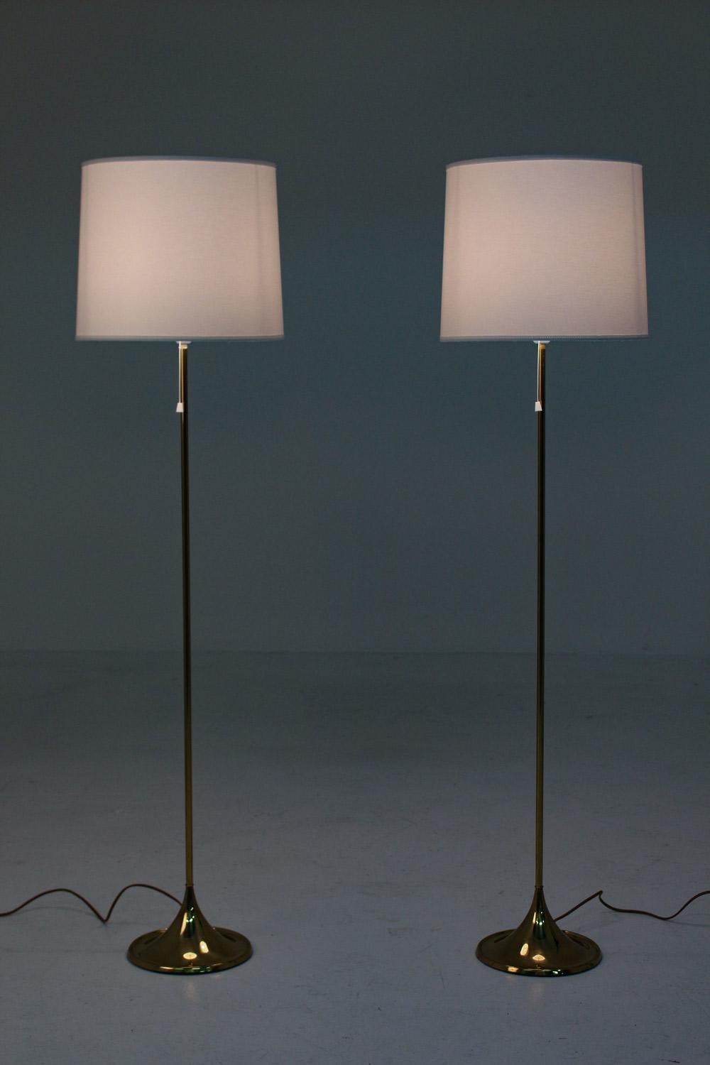 Pair of Scandinavian floor lamps by Alf Svensson and Yngvar Sandström, Sweden, 1960s.
The lamps are made of solid brass with a trumpet-shaped foot. 

Condition: Excellent original condition except for minimal dents and minor scratches on the feet.