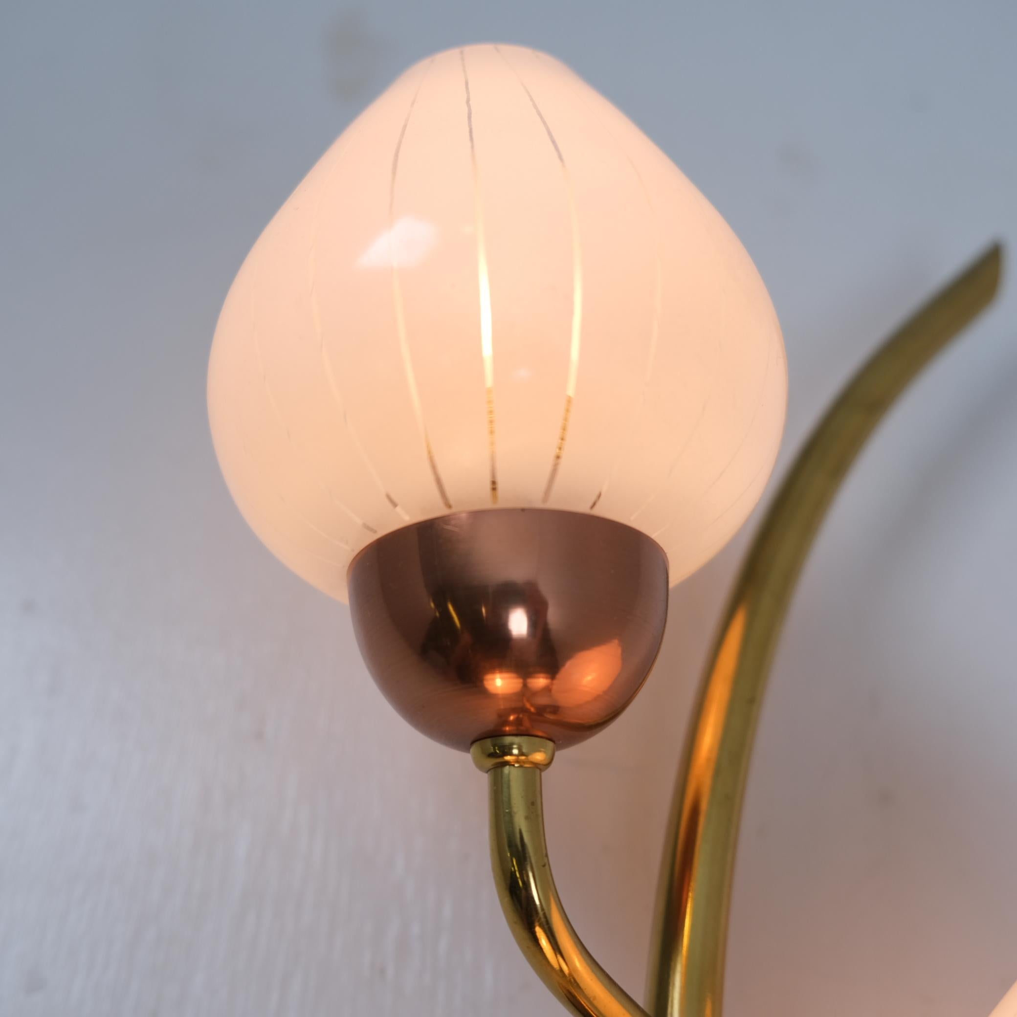 Lampada da parete floreale scandinava, ottone, rame, metallo nero e vetro bianco, anni '60 in vendita 4
