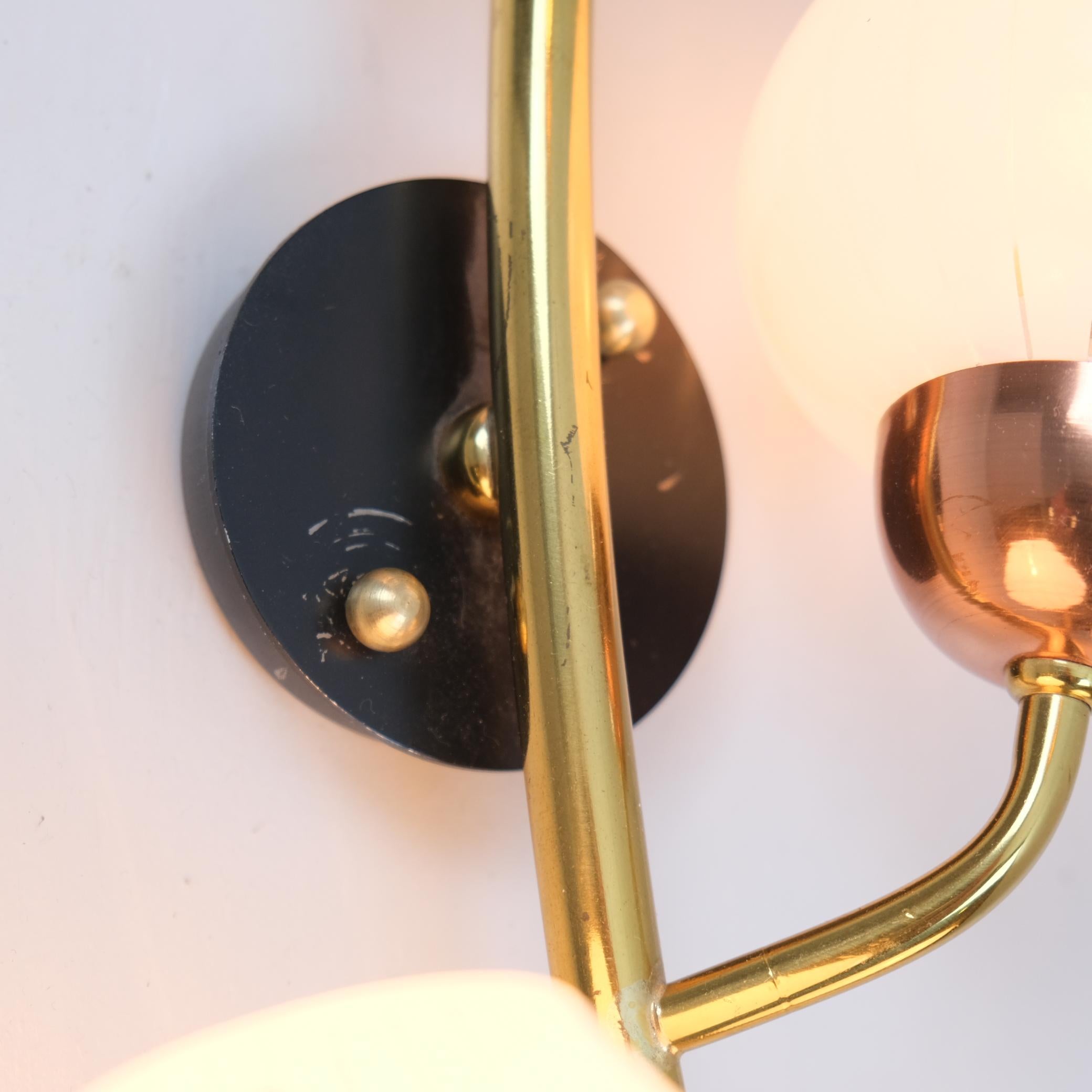 Lampada da parete floreale scandinava, ottone, rame, metallo nero e vetro bianco, anni '60 in vendita 5
