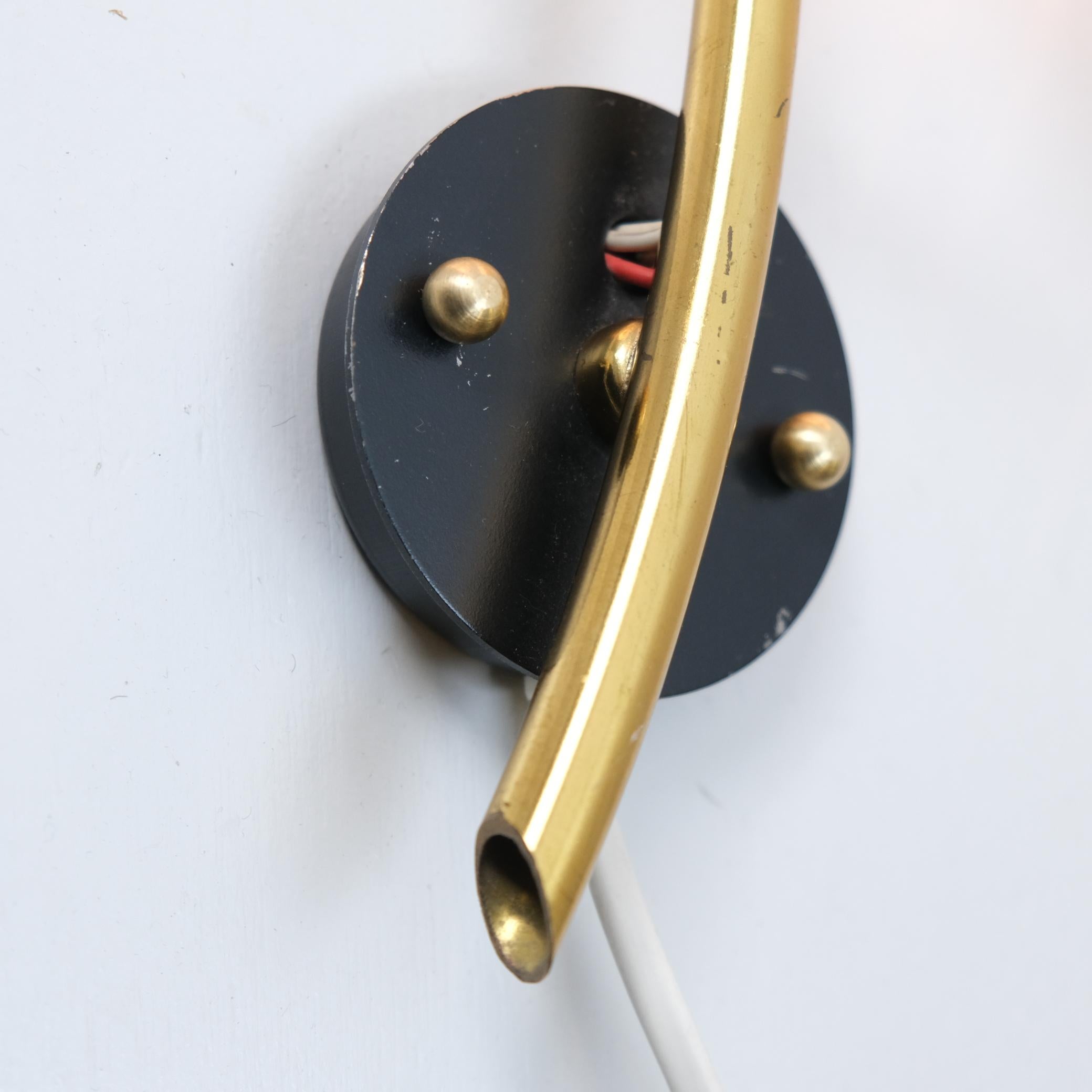 Lampada da parete floreale scandinava, ottone, rame, metallo nero e vetro bianco, anni '60 in vendita 6