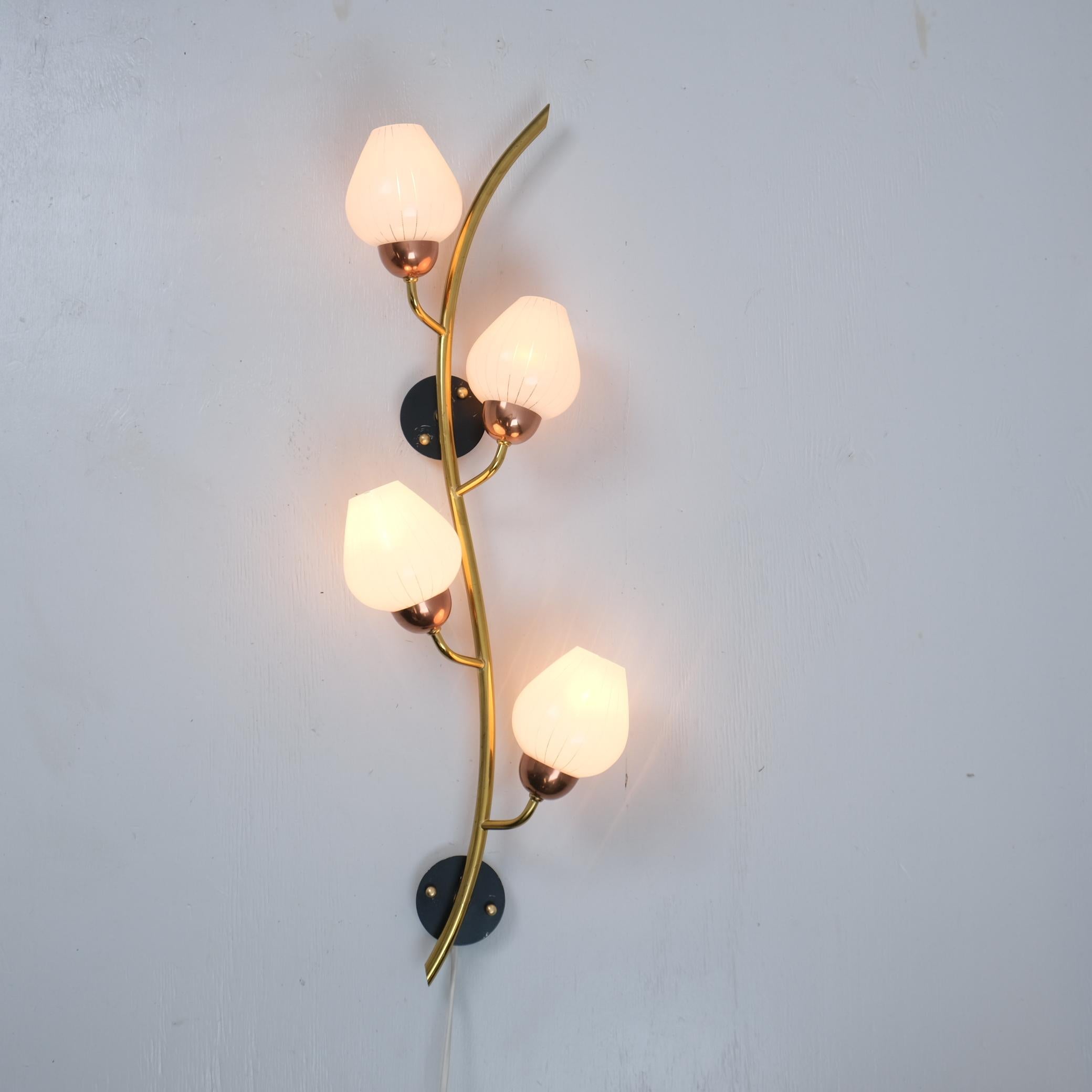 Svedese Lampada da parete floreale scandinava, ottone, rame, metallo nero e vetro bianco, anni '60 in vendita