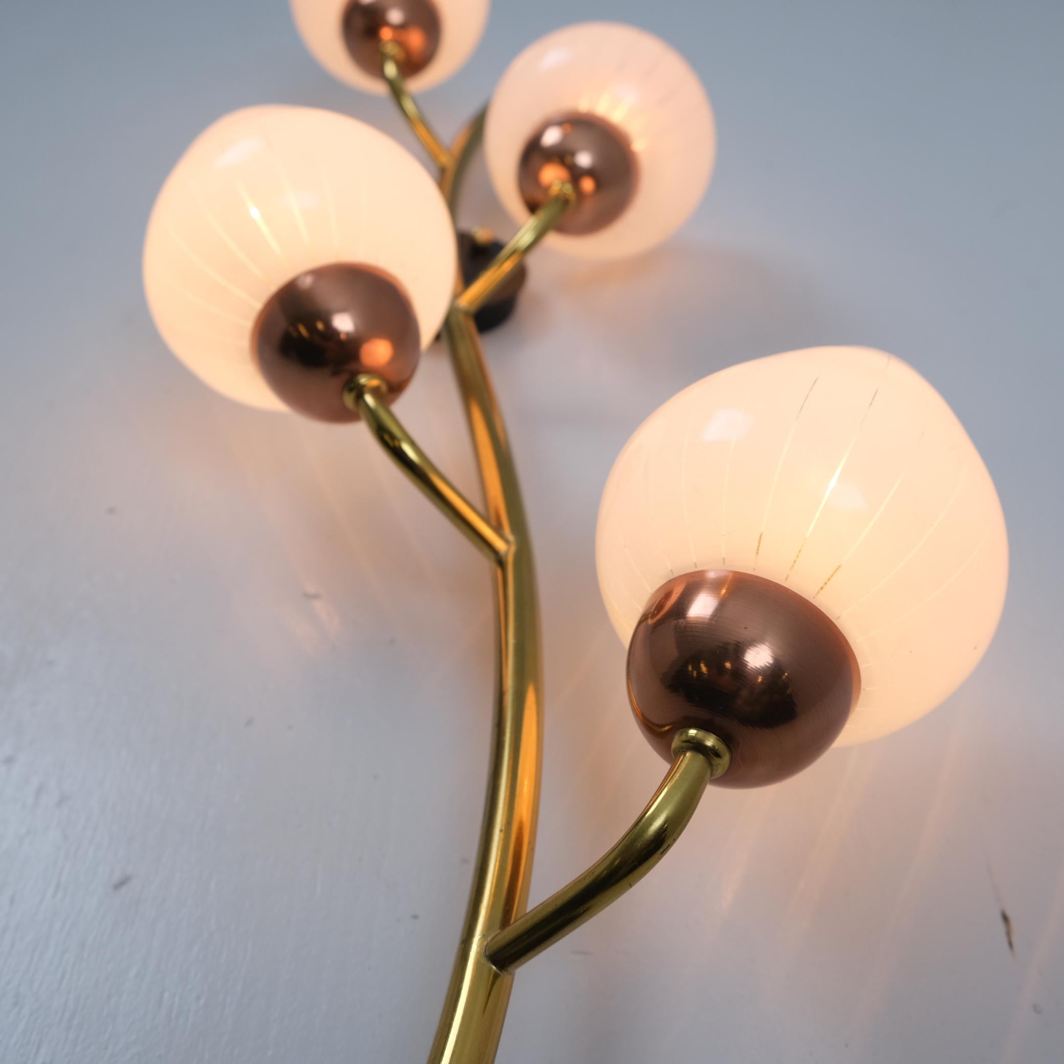 Metà XX secolo Lampada da parete floreale scandinava, ottone, rame, metallo nero e vetro bianco, anni '60 in vendita