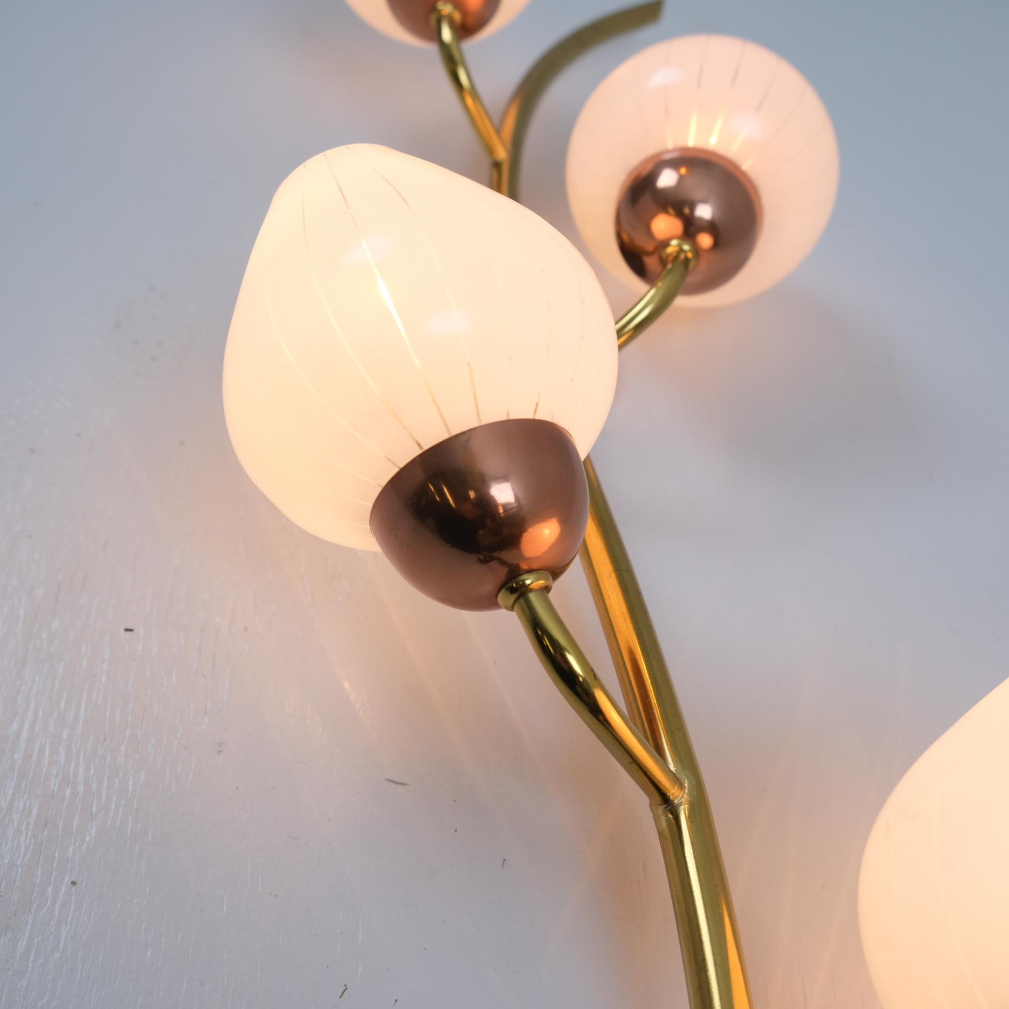 Ottone Lampada da parete floreale scandinava, ottone, rame, metallo nero e vetro bianco, anni '60 in vendita