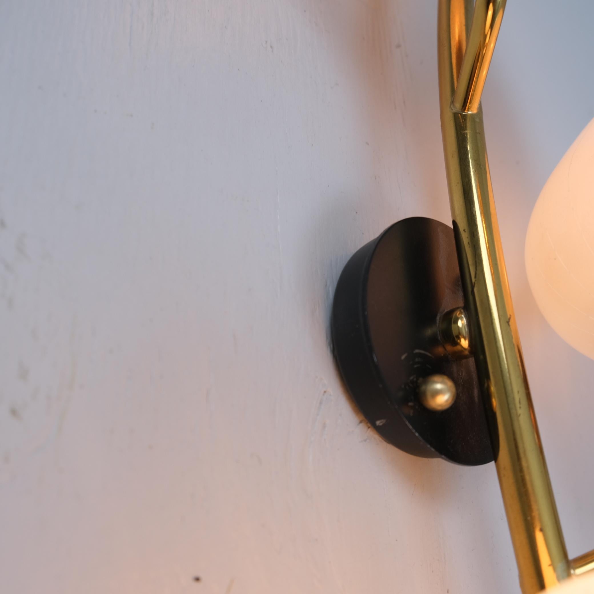 Lampada da parete floreale scandinava, ottone, rame, metallo nero e vetro bianco, anni '60 in vendita 1