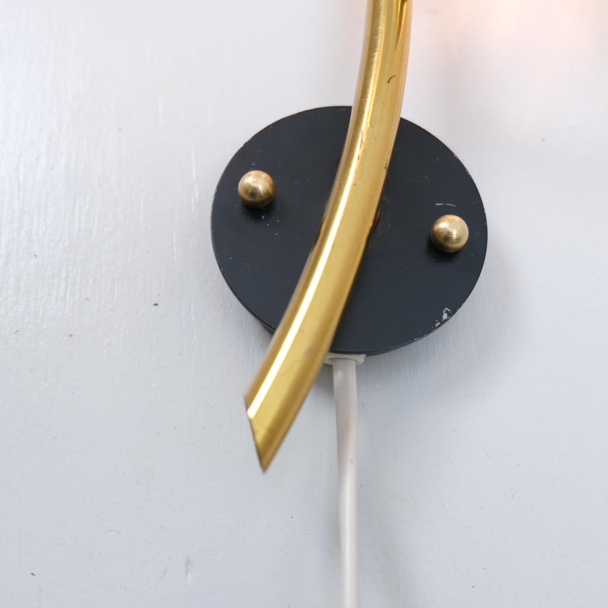 Lampada da parete floreale scandinava, ottone, rame, metallo nero e vetro bianco, anni '60 in vendita 2