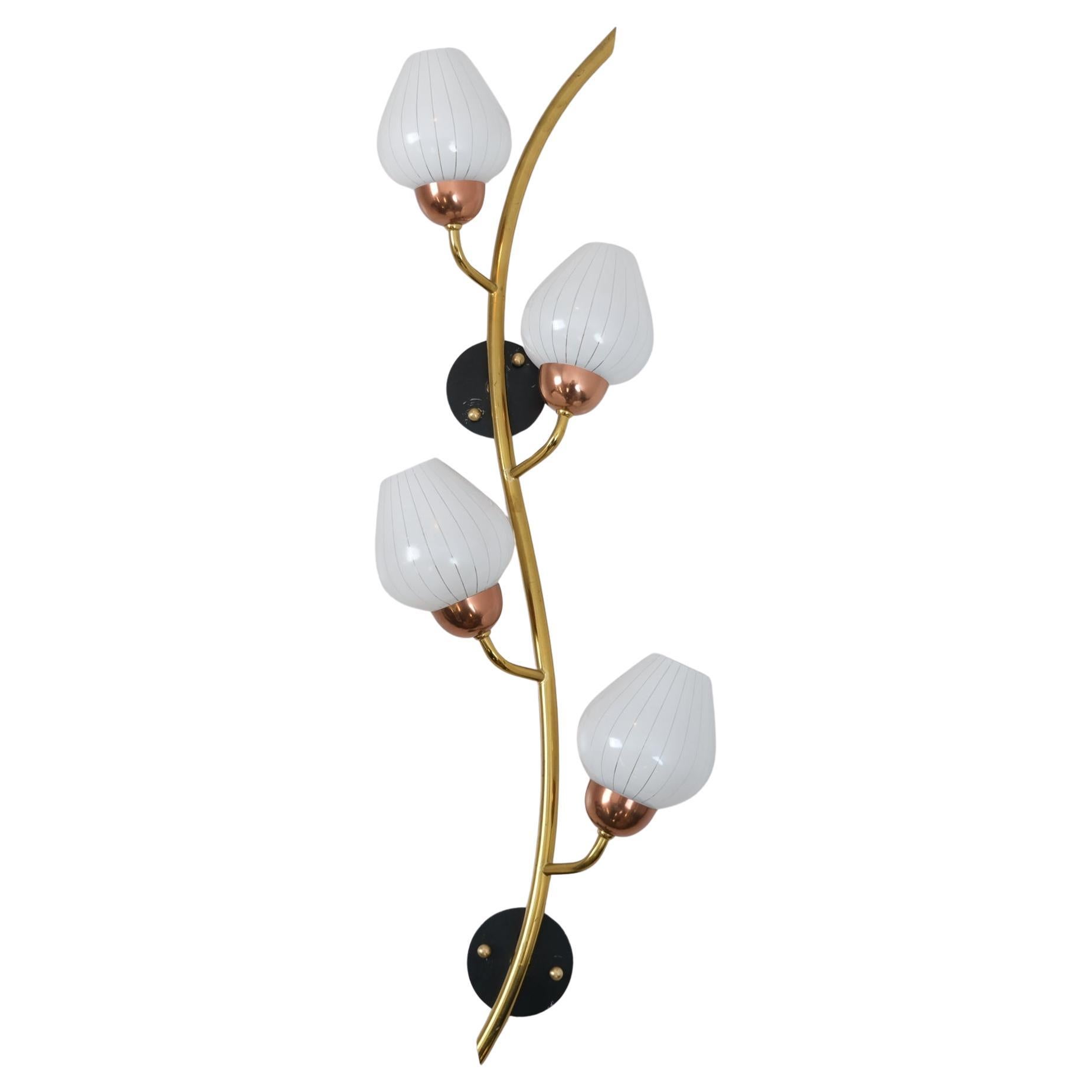 Lampada da parete floreale scandinava, ottone, rame, metallo nero e vetro bianco, anni '60 in vendita