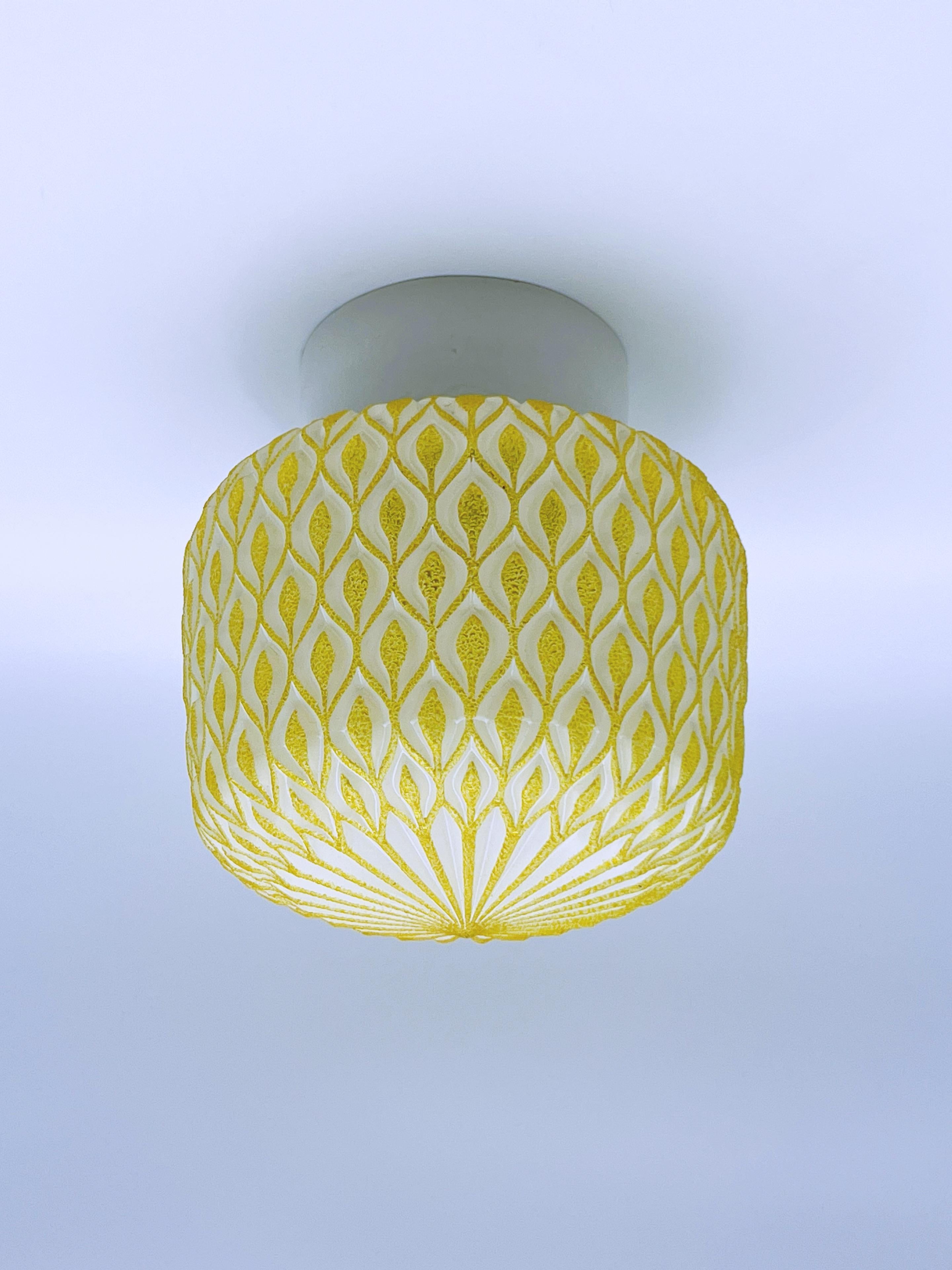 Scandinavian Flush Mount Ceiling Lamp, Yellow and White Glass, c.1950s. In Good Condition For Sale In Skien, NO