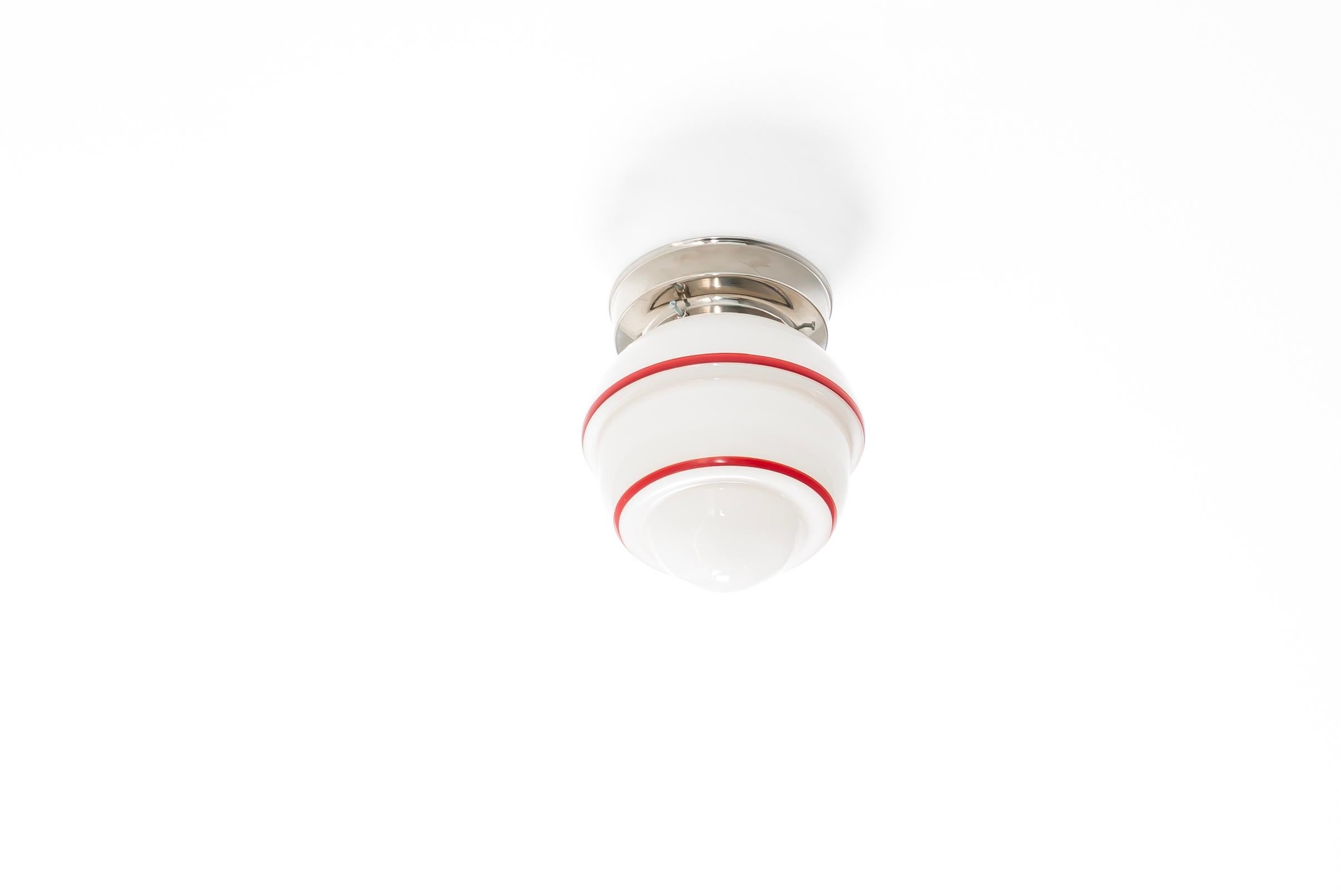 Ce luminaire encastré des années 1930 est un exemple magnifique et subtil du design scandinave pendant le mouvement fonctionnaliste, où l'esthétique épurée et la praticité quotidienne ont été combinées. Créées pour rendre le design de haute qualité