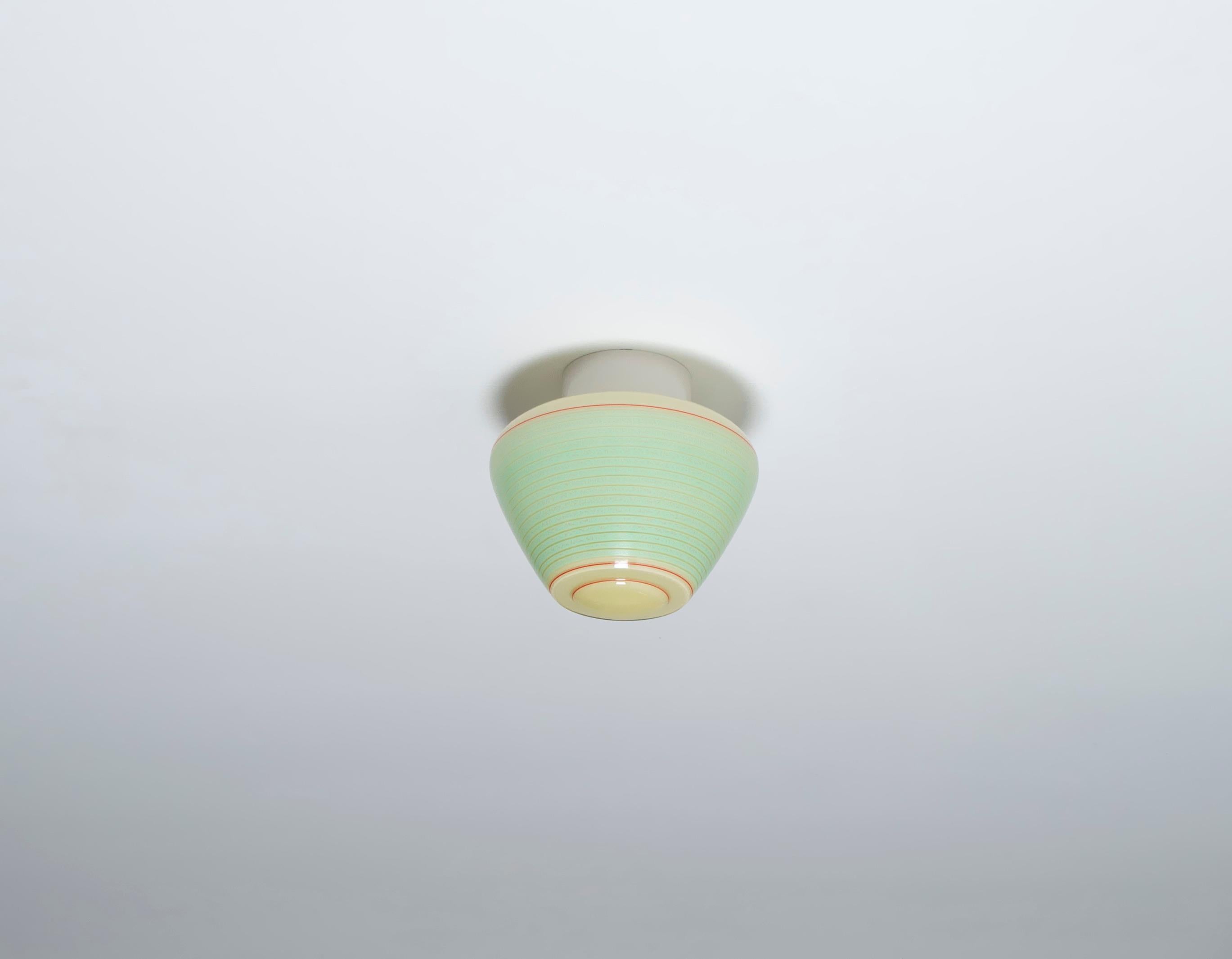 Plafón con superficie pintada y base de porcelana. Diseñado y fabricado en Noruega a partir de la primera mitad de la década de 1950. La lámpara funciona perfectamente y está en muy buen estado vintage. La lámpara utiliza una bombilla E27 (funciona