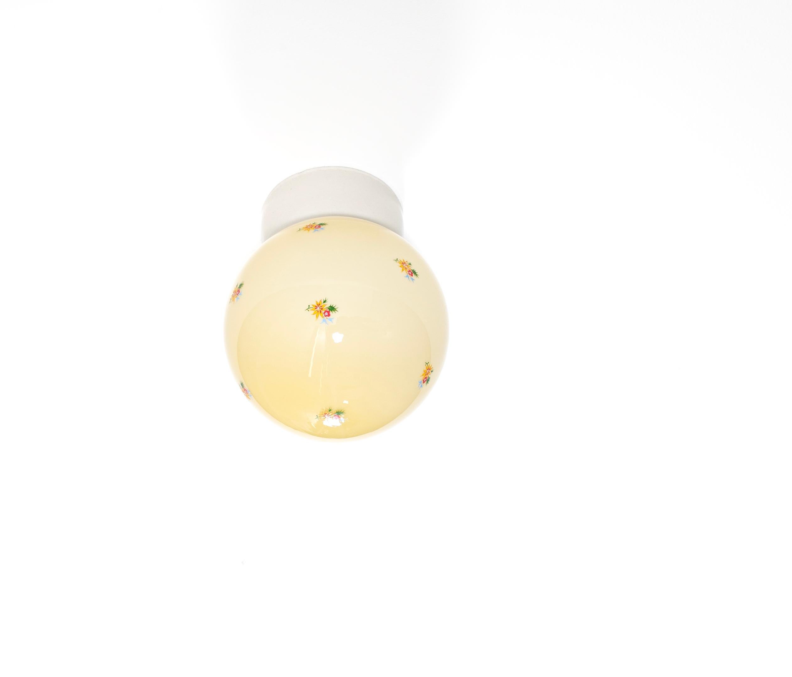 Merveilleux plafonnier décoratif avec abat-jour en verre peint à la main et base en porcelaine. Conçu et fabriqué en Norvège à partir de la première moitié des années 1950 environ. La lampe fonctionne parfaitement et est en très bon état vintage. La