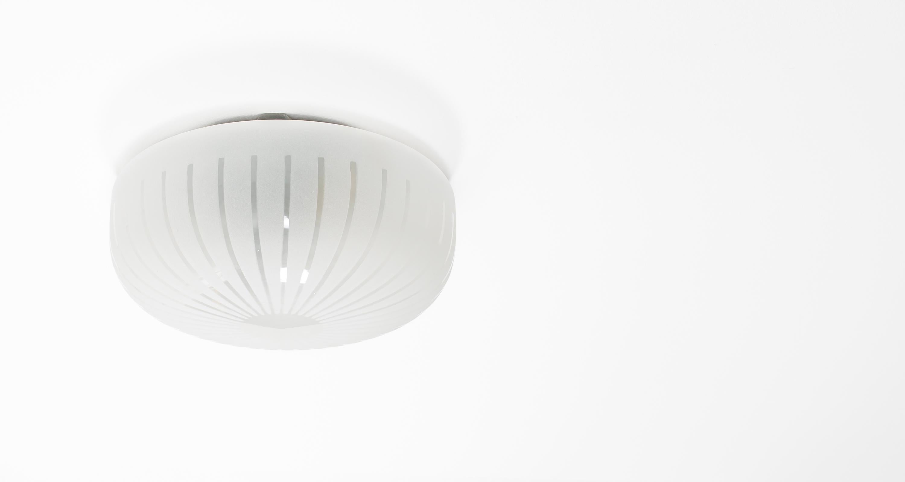Plafonnier encastré avec abat-jour en verre décoré et base en métal chromé. Conçue et fabriquée en Norvège à partir de la seconde moitié des années 1960. La lampe fonctionne parfaitement et est en bon état. Elle est équipée d'une douille pour