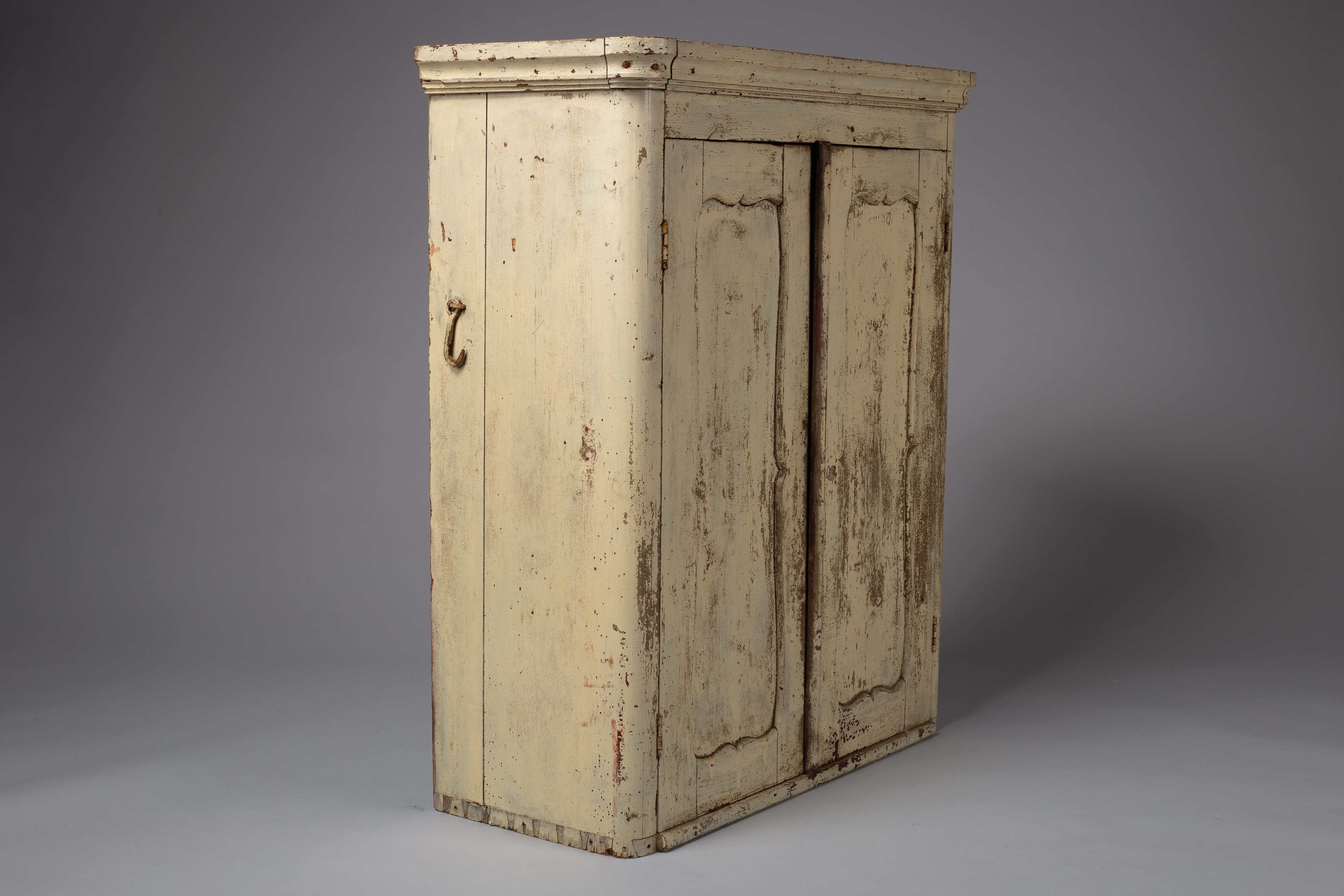 Finlandese Scandinavian folk art cabinet in vendita