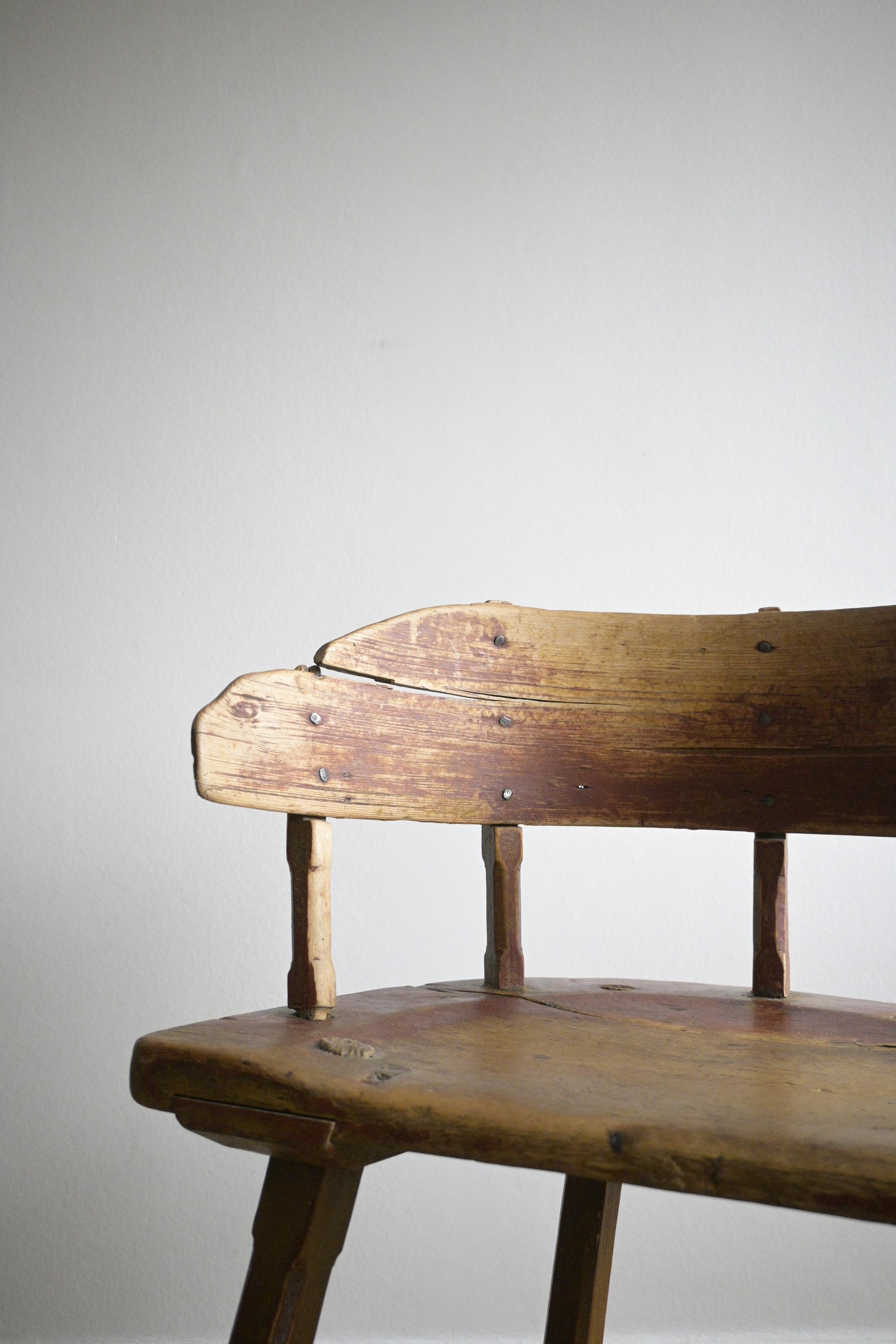 Chaise d'art populaire scandinave vers 1830-50s
Probablement de Norvège.

Magnifique patine avec une forme et un éclat étonnants.

Fabriqué en bois de bouleau.

Taille : 66 cm/25.9 inch
Profondeur : 38 cm
Largeur : 50,5 cm/19,8 pouces
Hauteur de