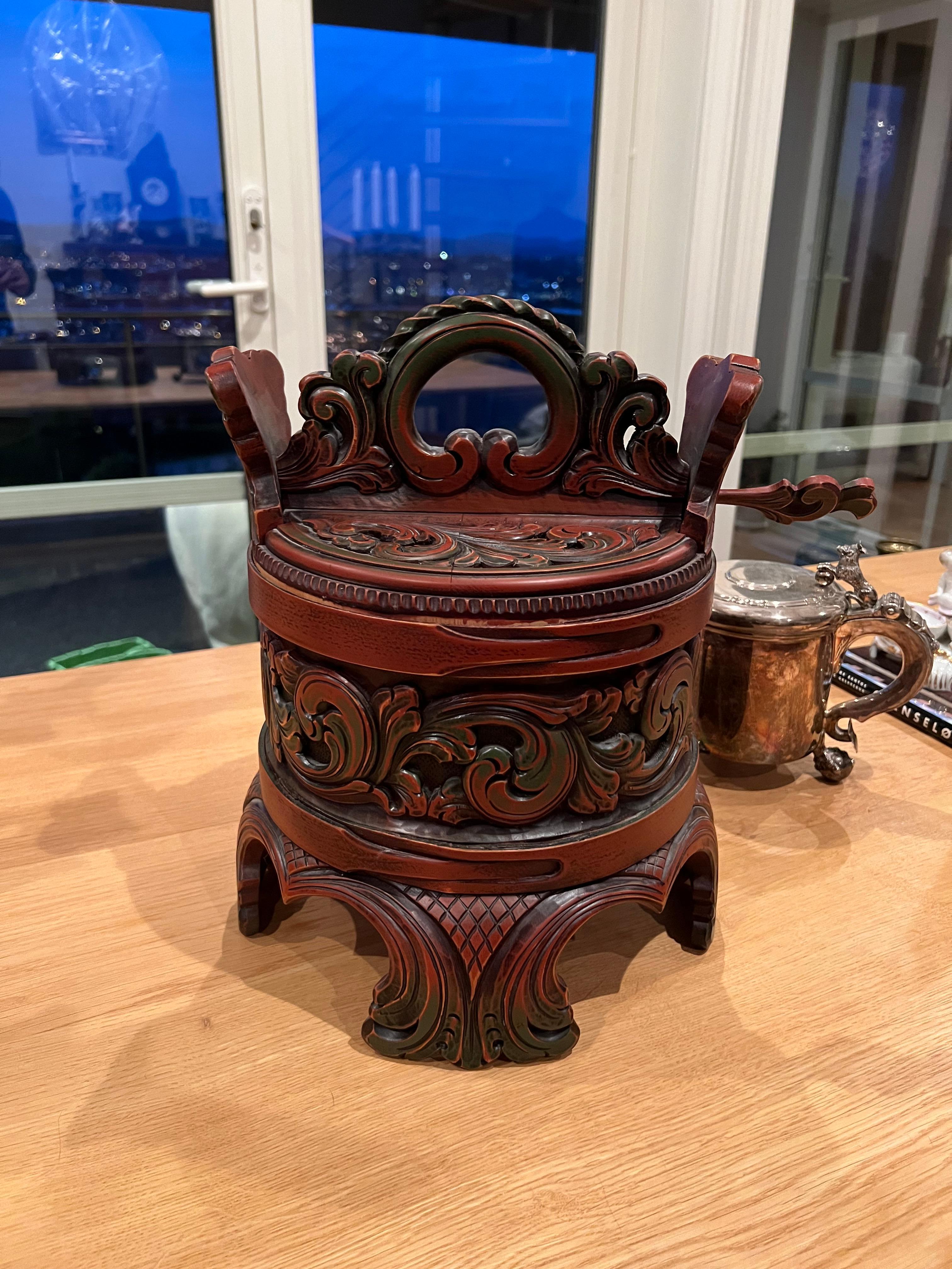 **Un chef-d'œuvre de l'art populaire norvégien : Seau à beurre exquis sculpté à la main/Porridge en ambre de Telemark, Norvège**  

Rehaussez votre collection d'art scandinave avec cet exceptionnel seau à beurre d'art populaire norvégien à grande