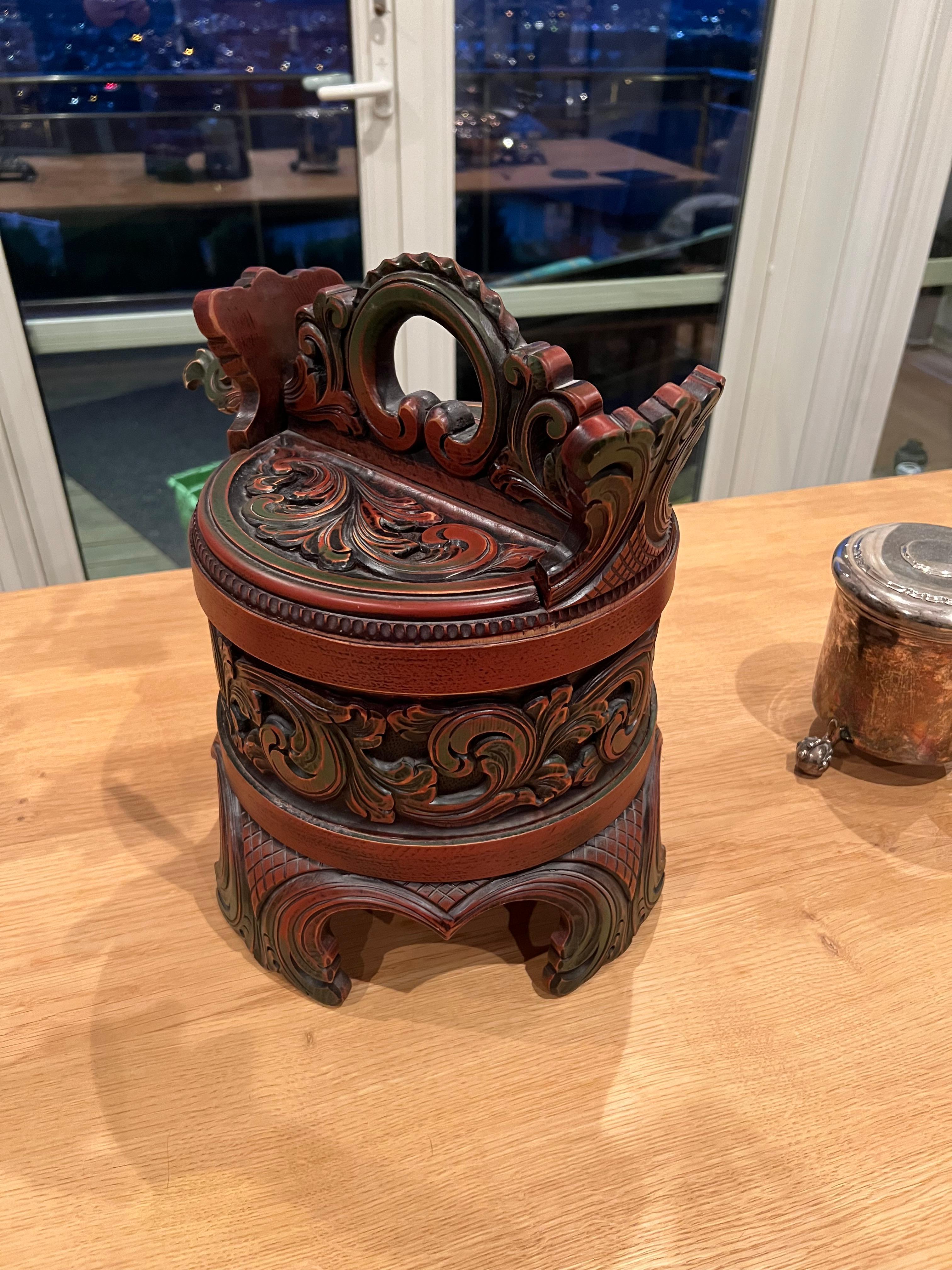 Sculpté à la main Seau à beurre de ferme scandinave, fabriqué à la main, Norvège, signé en vente