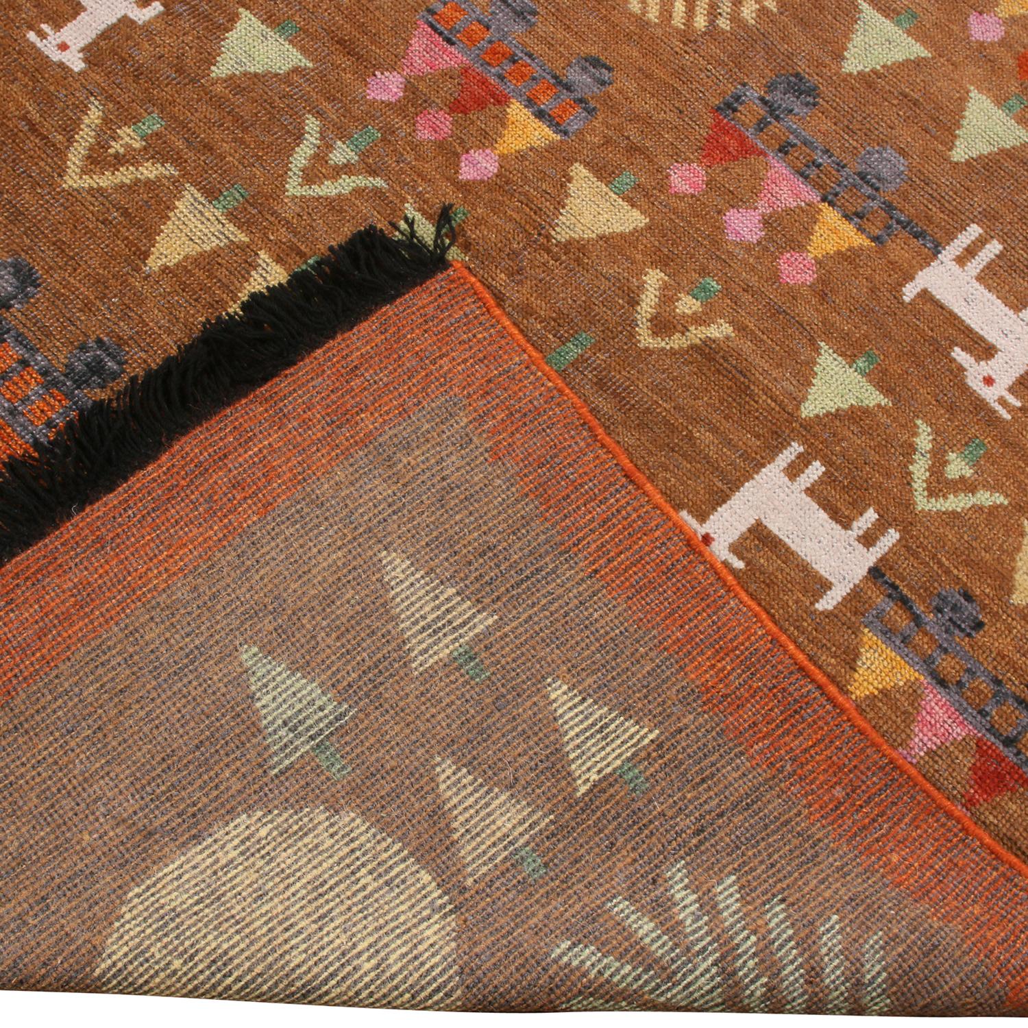 Indiano Tappeto con disegni marrone e rosso ispirato all'arte popolare scandinava di Rug & Kilim in vendita