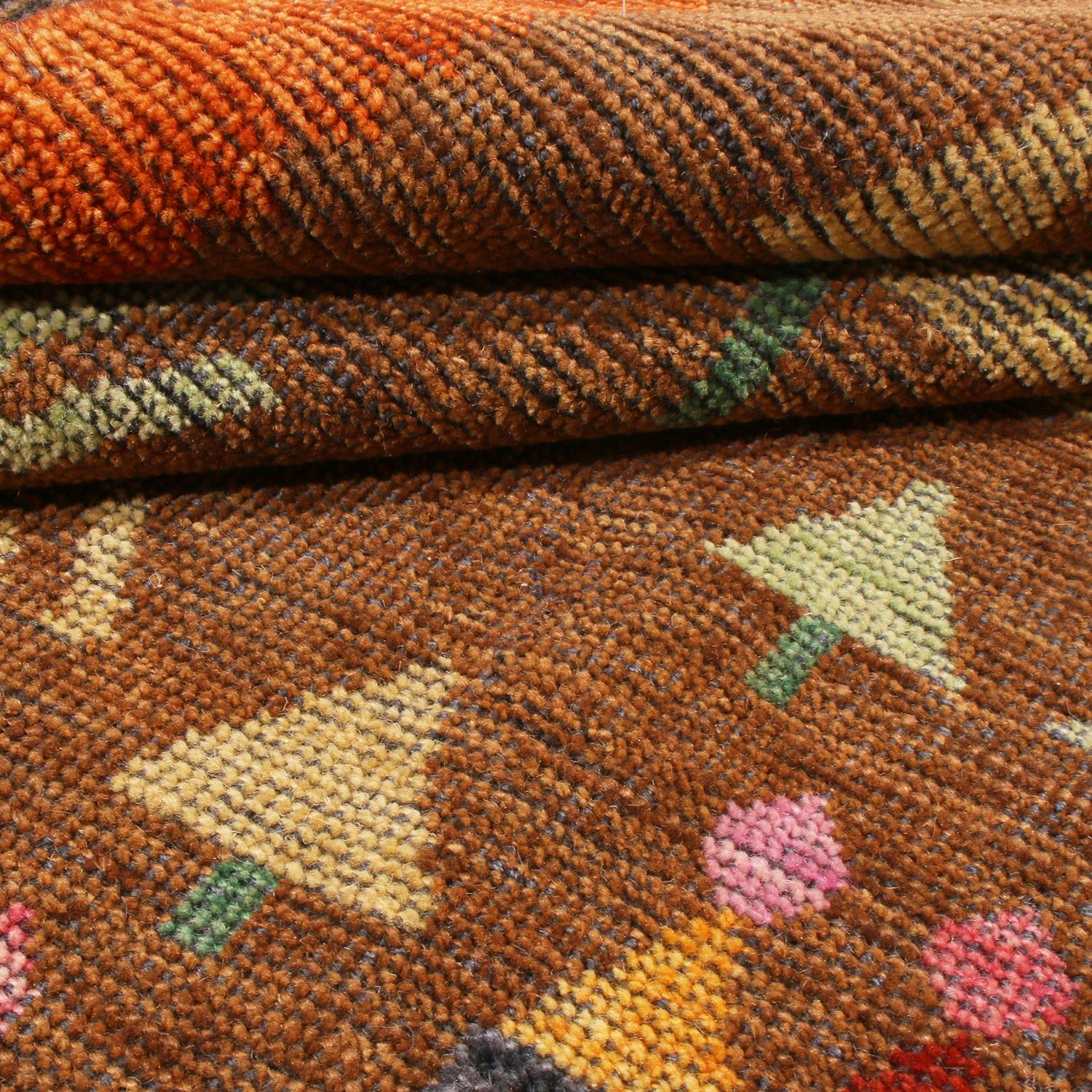 Annodato a mano Tappeto con disegni marrone e rosso ispirato all'arte popolare scandinava di Rug & Kilim in vendita