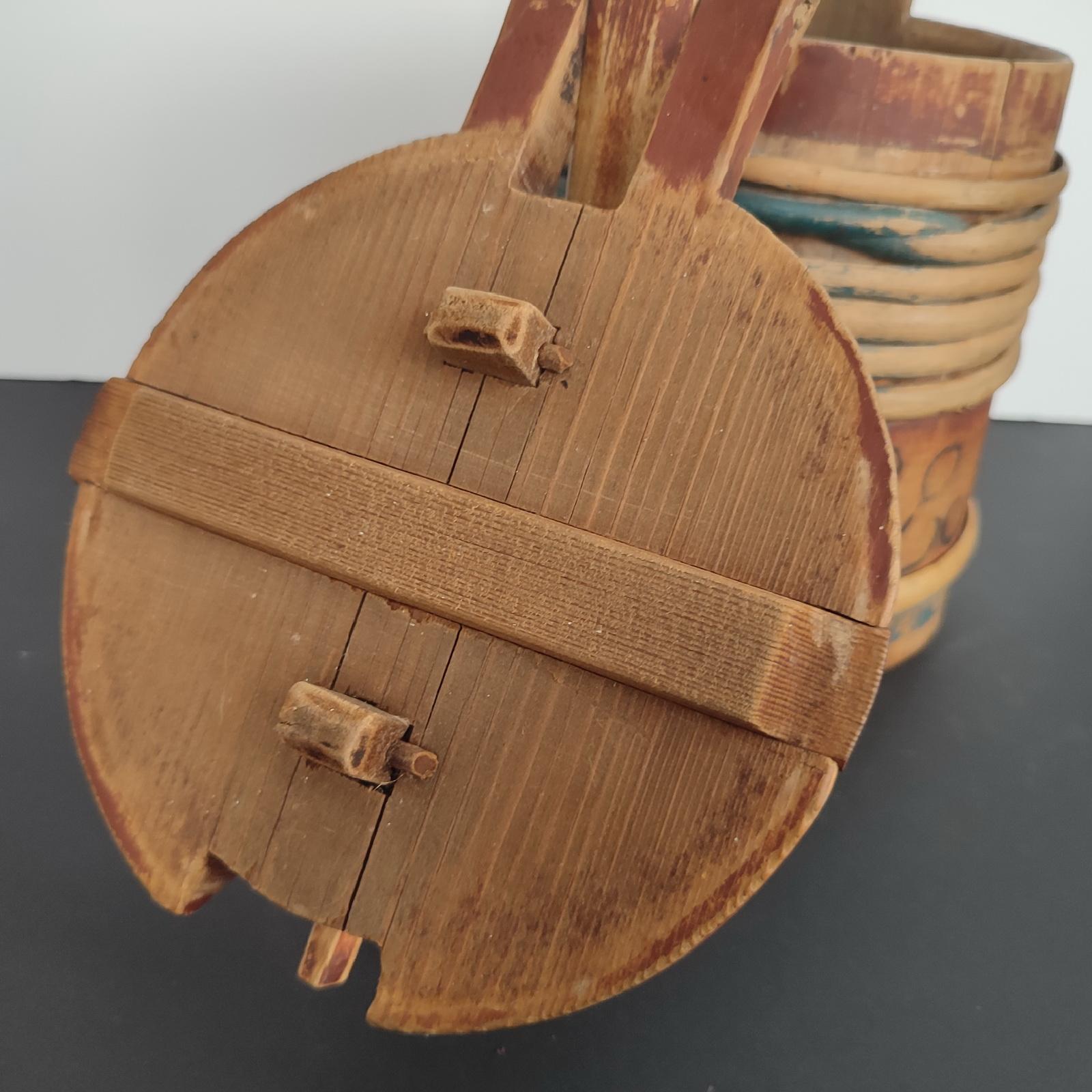 Boccale con coperchio in legno di arte popolare scandinava, norvegese, datato 1865 in vendita 2