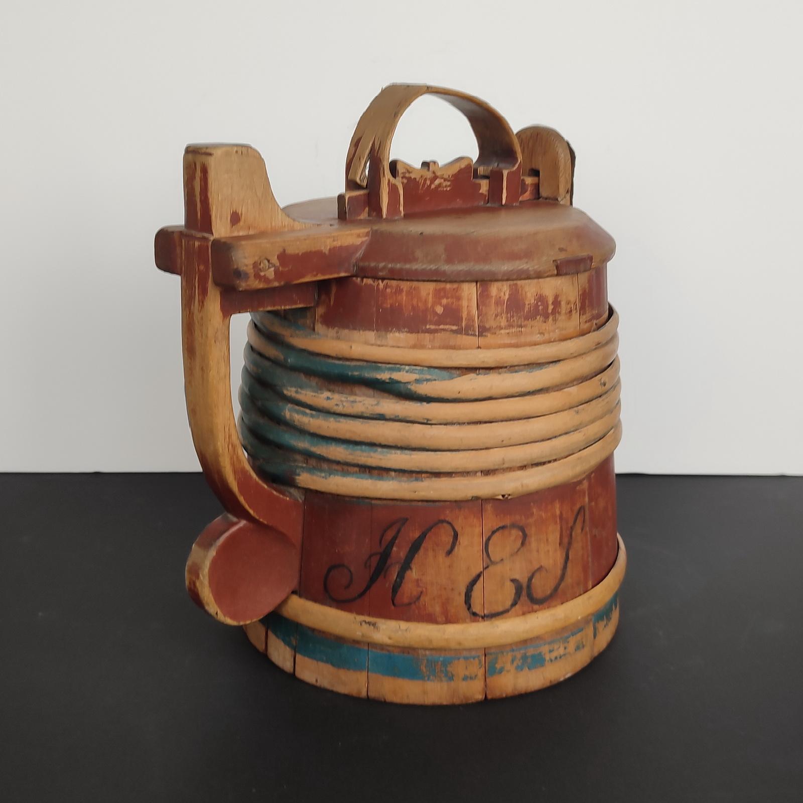 Arte popolare Boccale con coperchio in legno di arte popolare scandinava, norvegese, datato 1865 in vendita